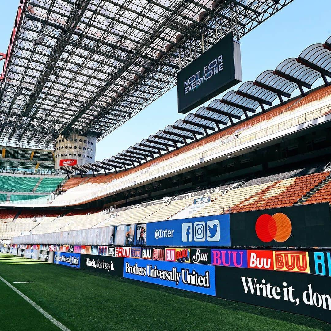 インテルナツィオナーレ・ミラノさんのインスタグラム写真 - (インテルナツィオナーレ・ミラノInstagram)「ALL SET AT THE SAN SIRO! ⚫️🔵🏟 Where will you be tuning in from? #Inter #ForzaInter #TogetherAsATeam #InterSassuolo #Football #SerieA」6月25日 1時16分 - inter