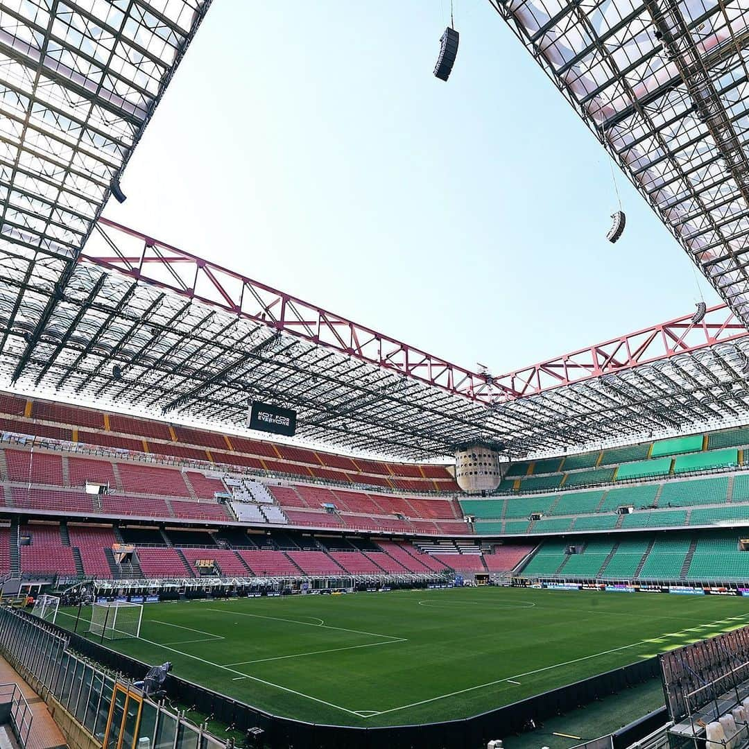 インテルナツィオナーレ・ミラノさんのインスタグラム写真 - (インテルナツィオナーレ・ミラノInstagram)「ALL SET AT THE SAN SIRO! ⚫️🔵🏟 Where will you be tuning in from? #Inter #ForzaInter #TogetherAsATeam #InterSassuolo #Football #SerieA」6月25日 1時16分 - inter