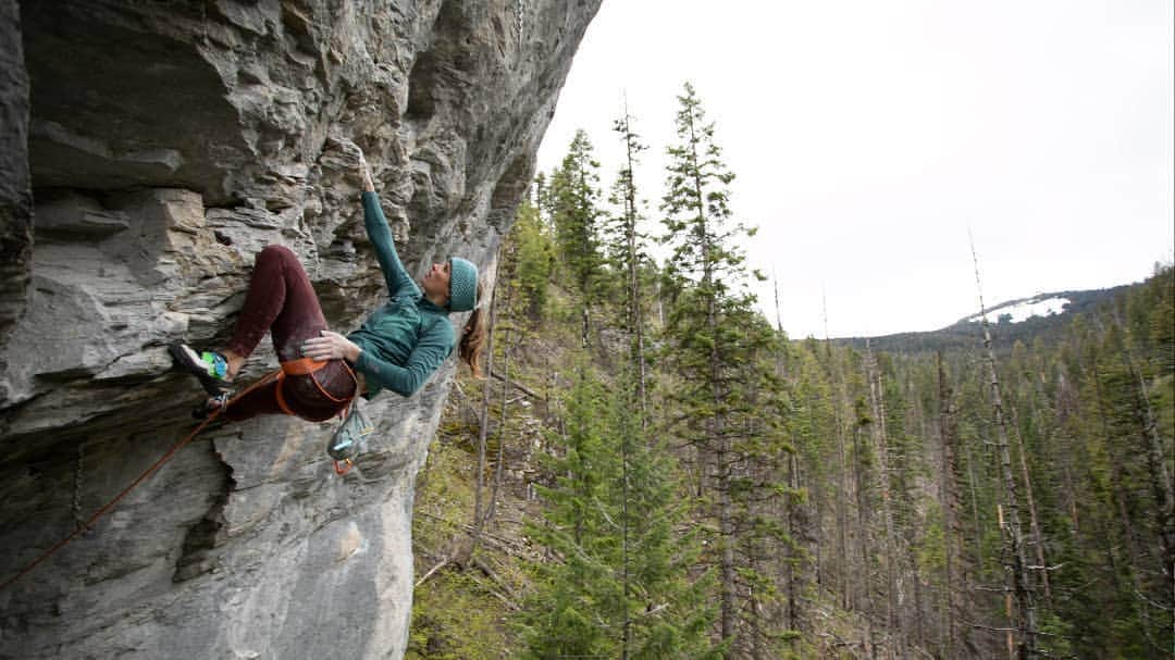 シャーロット・デュリフのインスタグラム：「🌲 Riggins, ID . Another crag I've never heard of and yet it's a little local gem and reasonable driving distance (in the US scale 😉) from SLC for @joshlrsn and I. Check out this sweet limestone cliff, and a fun weekend, on our recent @coldhousemedia @epictvclimbing vlog (link in my bio)! . Thank's Mike @levelclimbing and @kaiyabockino for the tour and @dannyclimbs7, 🐶 Lulu and 🐼Panda for the great company as always 😀 . 📷 1&2 by @joshlrsn / @coldhousemedia . @mountainhardwear @petzl_official @eb_climbing @volxholds @luxov_connect」