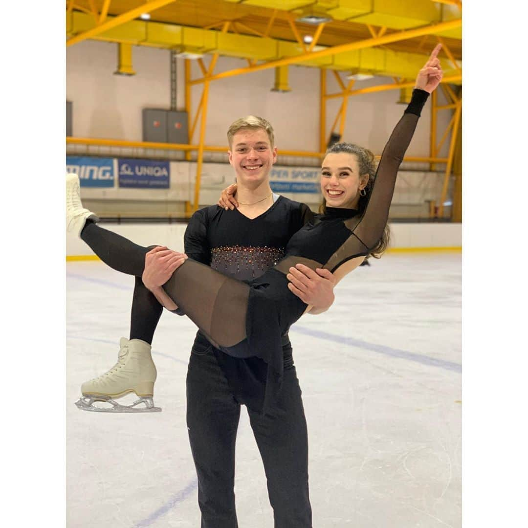 アナ・ドゥシュコヴァーのインスタグラム：「Dear friends, I’ve been thinking the past several weeks and I’ve made probably the toughest decision of my life. I decided to no longer continue my skating career. The reason for that have been my struggles with many injuries for the past 2 years. After all my knee surgeries other injuries started chaining up slowly and it became impossible to train regularly. I felt like my health hasn’t been at its 100% ever since my first surgery although I’ve been trying to fight for what I love for over 2 years. But everything has to end at some point, right? . I would like to thank my amazing coaches, my supportive family, my partner @radek_jakubka and my former partner @martinbidar13 for taking this journey with me!❤️ . “Every ending is a new beginning.”✨」