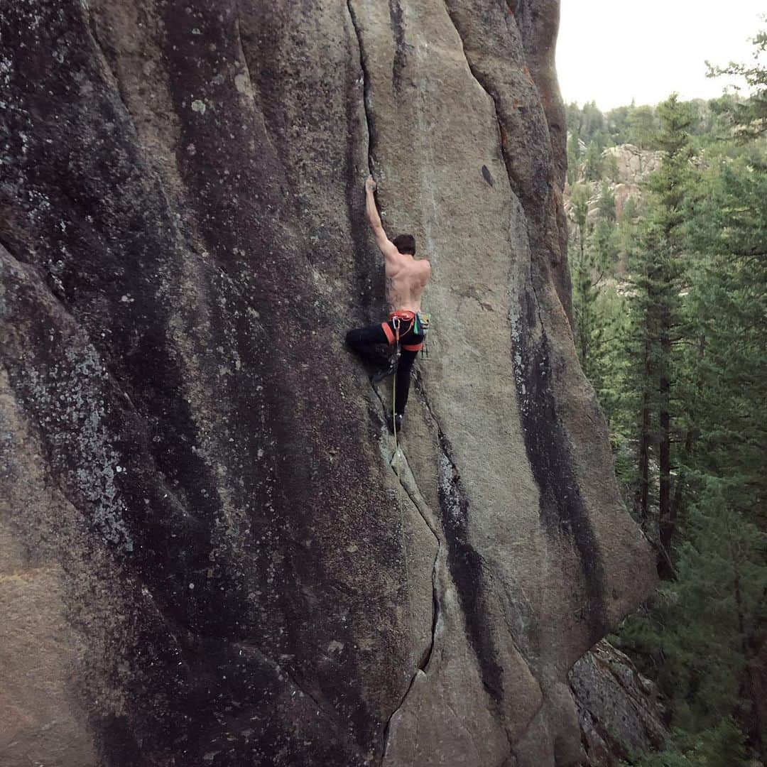 ダニエル・ウッズさんのインスタグラム写真 - (ダニエル・ウッズInstagram)「Zebra crack (11c)... haven’t done crack in a minute... thought I’d try it out again 😛. Amazing line!  Photos: @tchadx」6月25日 1時17分 - dawoods89