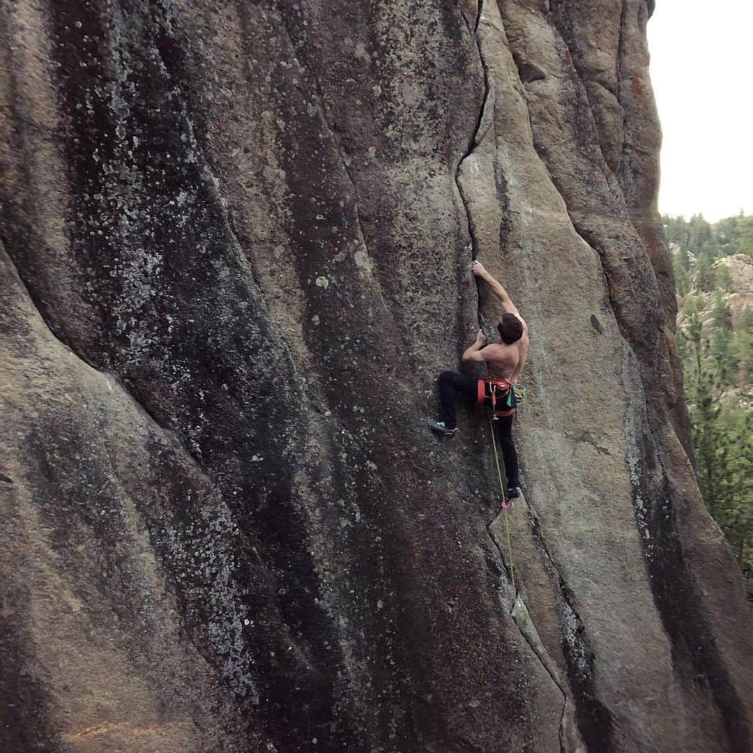 ダニエル・ウッズのインスタグラム：「Zebra crack (11c)... haven’t done crack in a minute... thought I’d try it out again 😛. Amazing line!  Photos: @tchadx」