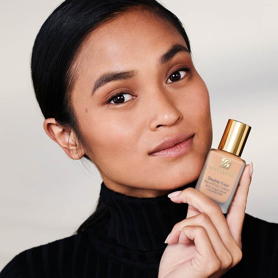 のインスタグラム：「The summertime sun ☀️ and surf 💦 can’t compete with #DoubleWear Stay-In-Place Makeup’s sweat and water-proof formula. Enjoy all your favorite summer activities without the worry of your #foundation melting away – it’s here for 24-hour wear. Tap to shop for your shade! #WearConfidence」