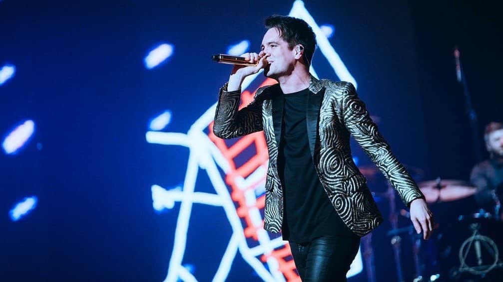 Kerrang!さんのインスタグラム写真 - (Kerrang!Instagram)「Brendon Urie says “F*ck you” to the Trump campaign for using Panic! At The Disco’s High Hopes at a rally in Phoenix, Arizona. Read the full story over at Kerrang.com! ⠀⠀⠀⠀⠀⠀⠀⠀⠀ 📸: @ryanjohnstonco ⠀⠀⠀⠀⠀⠀⠀⠀⠀ @brendonurie @panicatthedisco #kerrang #kerrangmagazine #panicatthedisco #brendonurie #prayforthewicked #deathofabachelor #vicesandvirtues #tooweirdtolivetooraretodie #afeveryoucantsweatout #rock #rockmusic #altrock #alternativerock」6月25日 1時31分 - kerrangmagazine_