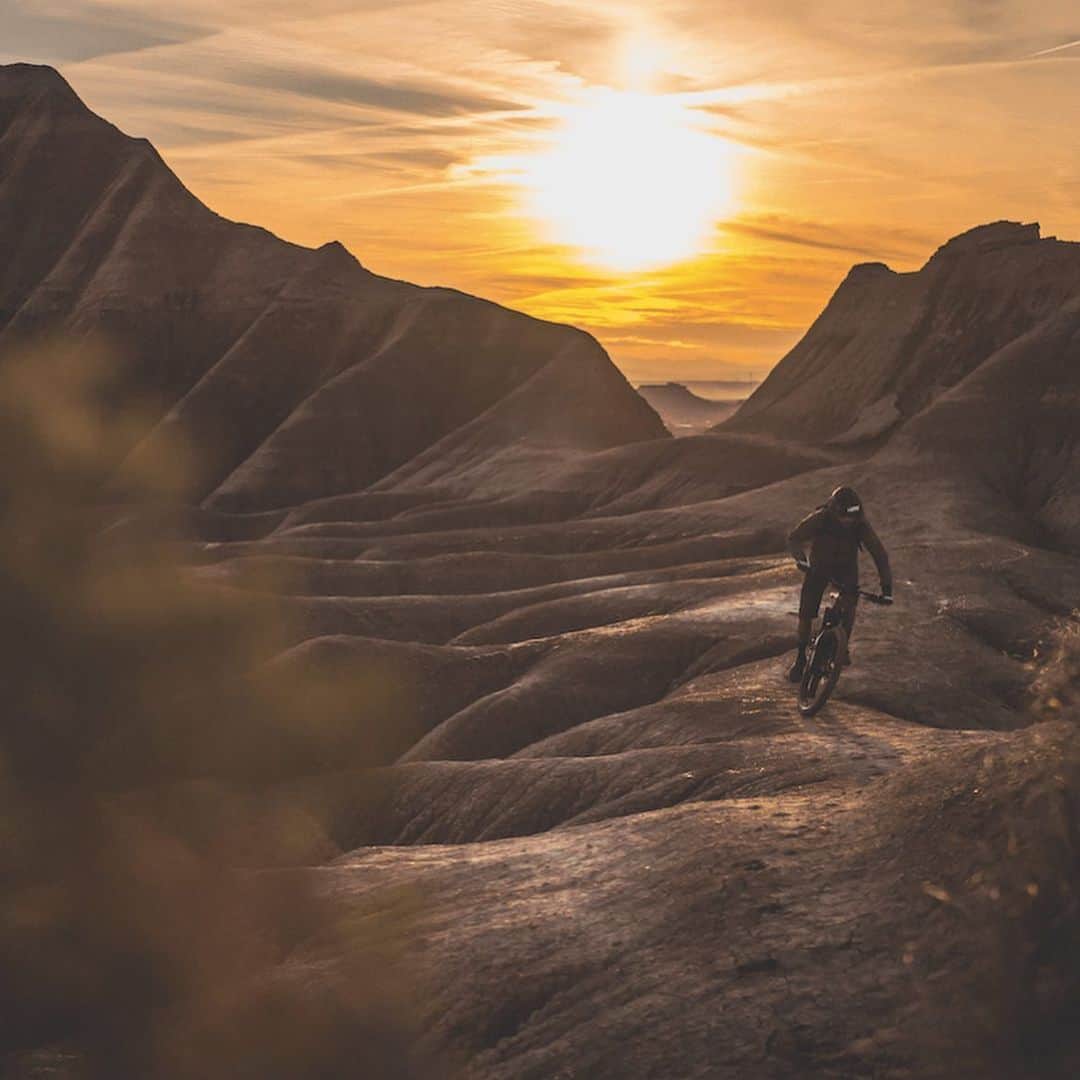 Shimanoさんのインスタグラム写真 - (ShimanoInstagram)「A surreal lunar-like desert landscape, covered with deep ravines and sculpted rocks, forms the backdrop to an unforgettable route. Created by the efforts of wind and water on different rock types this completely unique environment makes for an epic e-MTB ride and mind-blowing pictures. @david_cachon, is one of ten @shimanoebike riders asked to share a route that in some way explores new grounds. 🎥 Hit link in bio and let Cachon take you to the remarkable Bardenas Reales National Park in Spain. #ExploreNewGrounds #ShimanoEbike」6月25日 1時32分 - rideshimano