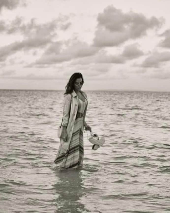 ドナ・フェルドマンのインスタグラム：「Take me deeper than my feet could ever wander . .  @mikemeyerphotography #hawaii」