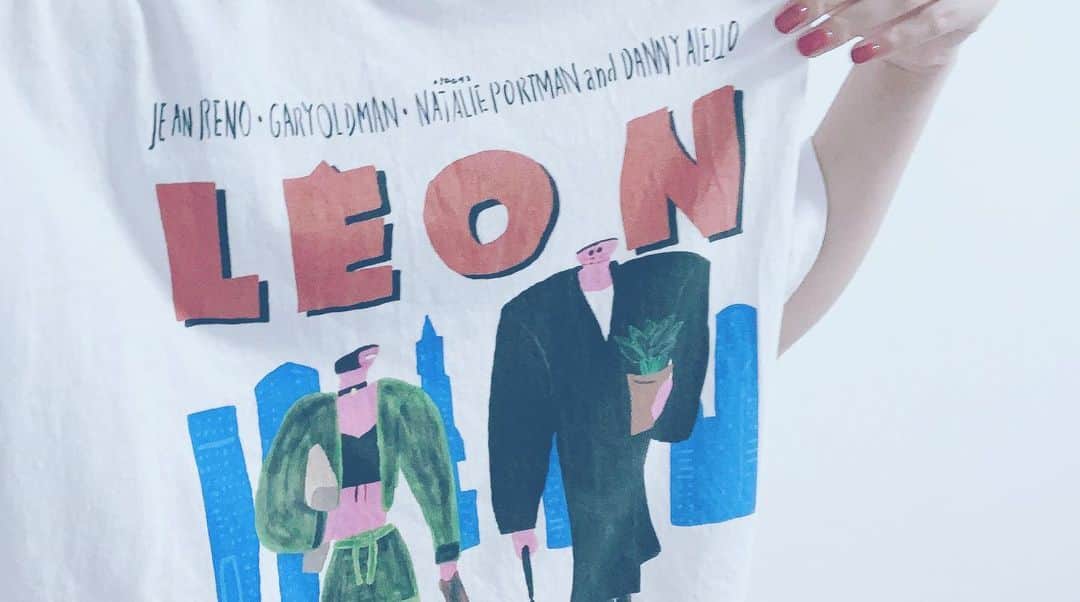小林愛香のインスタグラム：「👕 今日着てたのは、 Aki Ishibashiさんの LEONモチーフTシャツですっ 大きく着たいのでLサイズ。 LEONは見たことないですが… Akiさんの描くどこか心があったかくなる作品がだいすきです。」