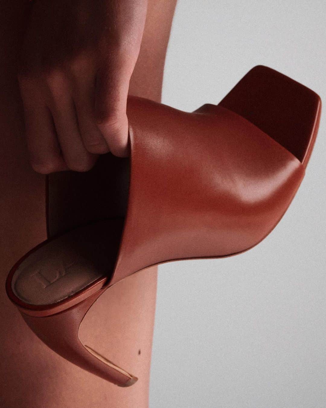 ランバンのインスタグラム：「The J heel leather mules, now available via link in bio. #LanvinShoes  #LanvinSS20 #Lanvin  Courtesy of @nickolaslorieux」