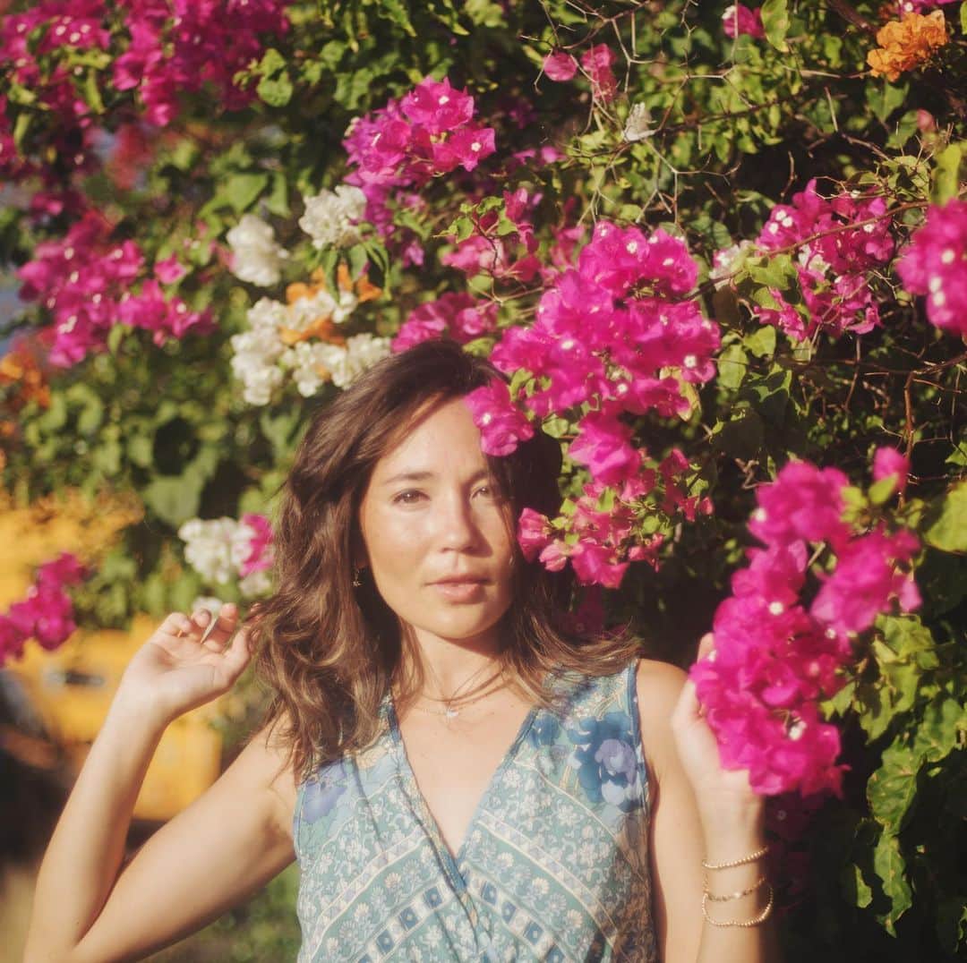 アリッサ ウーテンのインスタグラム：「Today was stressful 😫 Is it the weekend yet?? PC @lovekimiko」