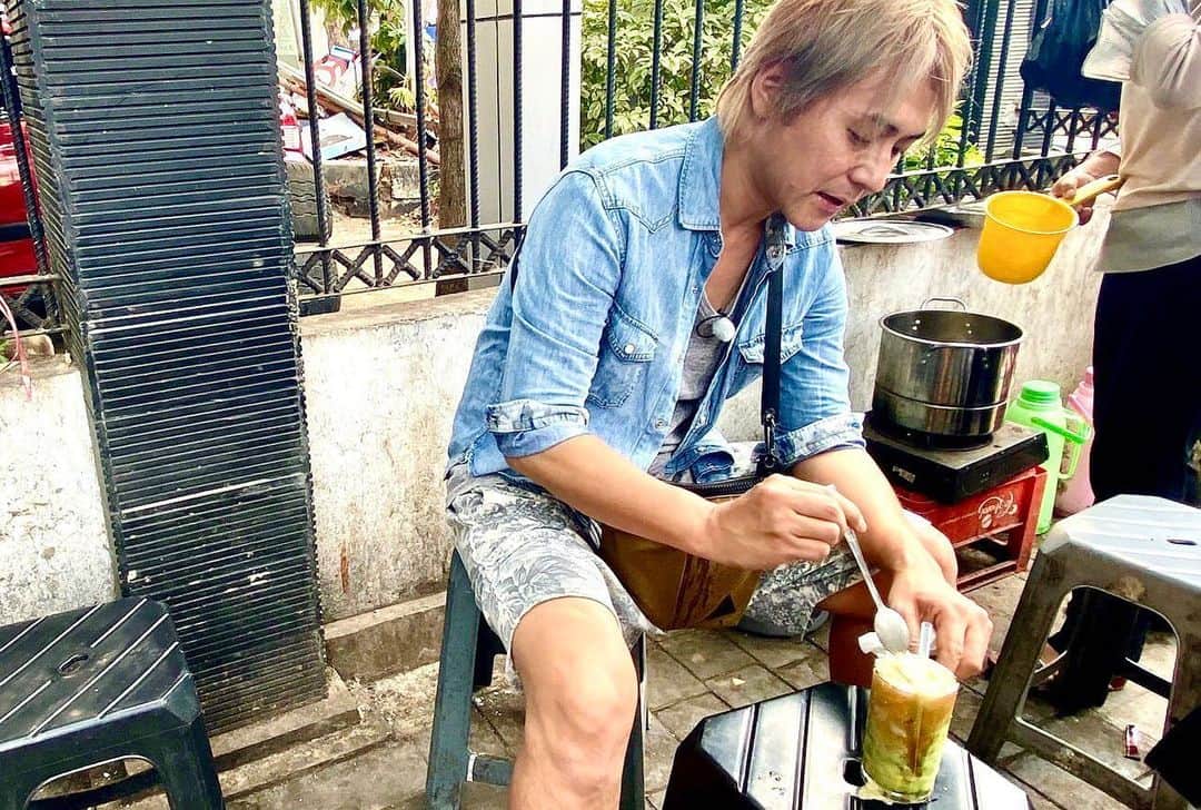 ヒロシさんのインスタグラム写真 - (ヒロシInstagram)「明日よる9時からの「迷宮グルメ 異郷の駅前食堂」。 ひとつ目の駅は、インドネシア・パサールスネン駅。  アジアの路上で売られる極彩色の飲み物… 経験を積み、研ぎ澄まされた旅の男の危機センサーが反応。  回るカメラ、店主の視線、人々の笑顔…  追い詰められた男の姿は明日よる9時からBS朝日で！  #迷宮グルメ異郷の駅前食堂  #ヒロシ」6月25日 12時41分 - hiroshidesu.official