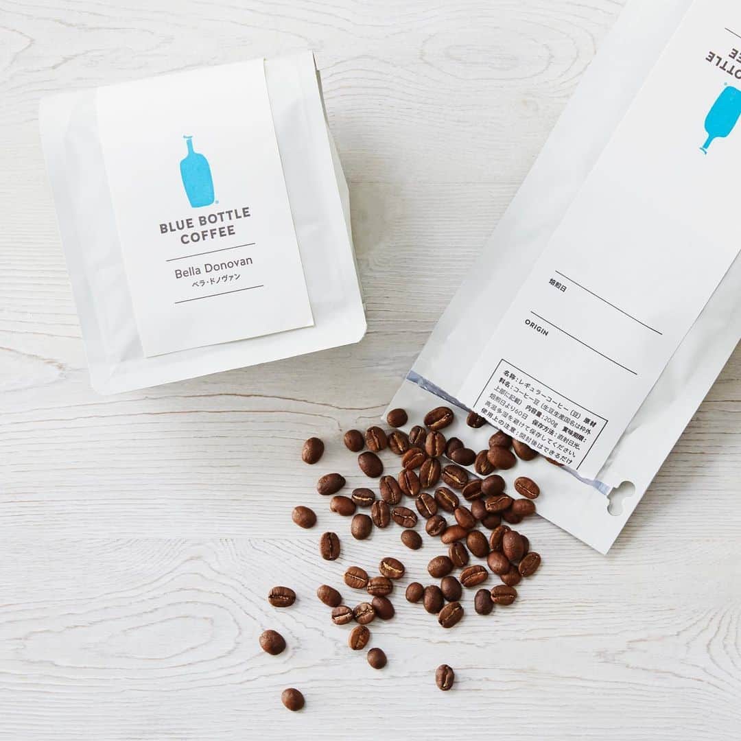 Blue Bottle Coffee Japanさんのインスタグラム写真 - (Blue Bottle Coffee JapanInstagram)「⁠⠀ ５月に、初めて開催した「オンライン ファーマーズマーケット」はとてもご好評いただき、多くの方々に生産者さまとのつながりをお届けすることができました。 そして、今回第二弾として、ブルーボトルコーヒー 京都カフェ・京都六角カフェがある「京都」をテーマに、生産者さまの「こだわり」と「美味しい」をお届けしたいという想いからセットをご用意いたしました。京都を元気に、そして、みなさまの生活がより豊かになることを願って、わたしたちが自信を持ってお届けする、こだわり抜いた商品をどうぞお楽しみください。⁠⠀ ⁠⠀ 今回ご紹介するラインナップは、ブルーボトルコーヒーのスタッフも大好きな、こだわりと美味しさを大切にされている二つの生産者さまです。⁠⠀ ⁠⠀ ⁠⠀ 【 生産者さま 】⁠⠀ ・Kurs ( @curusu.kurs )⁠⠀ 京都の二条小川にあるご夫婦で営まれているパン屋さん。 使用する素材全てにこだわりがあり、一つ一つ丁寧に作られたパンは、閉店時間を待たずして売り切れる日もあり、多くの皆さんに愛されています。 開放的な工房で焼き上げられた焼き立てのパンは、バケット、食パン、サンド系など様々なパンがいつも並びます。⁠⠀ ⁠⠀ ・ミールミィ ( @mielmie__ )⁠⠀ 1930年創業の京都の蜂蜜屋さん。 蜂蜜専門店ミールミィを運営し、取り扱う蜂蜜は常時100種類以上。 蜂蜜はすべてハニーハンター市川拓三郎さんが世界中から仕入れ、自らの舌で確かめた「安心安全でおいしい蜂蜜」のみを取り扱うお店です。店内には、世界20か国、日本20都道府県以上の蜂蜜が一同に取り揃えられています。⁠⠀ ⁠⠀ ⁠⠀ 【ラインナップ】⁠⠀ ・食パンとはちみつのコーヒーセット ¥2,800(税・送料別)⁠⠀ ブルーボトルコーヒーで一番人気のブレンド、ベラ・ドノヴァンか、場所や時間を選ばず本格的なスペシャルティコーヒーをお楽しみいただけるインスタントコーヒーのどちらか一つと、湯種製法を用い、もっちりとした食感のパンドミ、しっかりとした甘さと強めの酸味が口の中に広がるグアテマラ産コーヒー蜂蜜をセットしました。朝食にぴったりなセットです。⁠⠀ ⁠⠀ ・3種類のパンとはちみつのコーヒーセット ¥2,800(税・送料別)⁠⠀ ベラ・ドノヴァンかインスタントコーヒーのどちらか一つと、石臼挽きの小麦、ライ麦など、色々な粉を独自に配合して作った「フィセル」と、むっちりした食感のヴィエノワ生地に、アールグレイを練り込んだ「earlgrey」、むっちりした食感のヴェノワ生地にくるみを練り込んだ「pain au noix」と、しっかりとした甘さと強めの酸味が口の中に広がるグアテマラ産コーヒー蜂蜜をセットしました。バリエーションを楽しみたい方にぴったりなセットです。⁠⠀ ⁠⠀ ・ハードパンとはちみつのコーヒーセット ¥2,800(税・送料別)⁠⠀ ベラ・ドノヴァンかインスタントコーヒーのどちらか一つと、石臼挽きの小麦やライ麦などを独自に配合して作った生地に、雑穀、ひまわりの種、かぼちゃの種、焙煎小麦、ごまなどを練り込んだ「cereales」と、しっかりとした甘さと強めの酸味が口の中に広がるグアテマラ産コーヒー蜂蜜をセットしました。ご家族やお友達ともお楽しみいただけるセットです。⁠⠀ ⁠⠀ ⁠⠀ 【お申し込み期間】⁠⠀ ・6月24日(水) 〜 7月27日(月) 午後12:00まで⁠⠀ ⁠⠀ [ オンライン ファーマーズマーケット ]⁠⠀ https://store.bluebottlecoffee.jp/pages/kyoto-farmers-market⁠⠀ ⁠⠀ ⁠⠀ #ブルーボトルコーヒー⁠⠀⁠⠀ #ブルーボトルコーヒーオンラインストア #ブルーボトルファーマーズマーケット⁠⠀⁠⠀ #BlueBottleCoffee⁠⠀⁠⠀ #BlueBottleOnlineStore #BlueBottleFarmersMarket⁠⠀ #Kurs⁠⠀ #mielmie⁠⠀ #BlueBottleAtHome」6月25日 12時41分 - bluebottlejapan