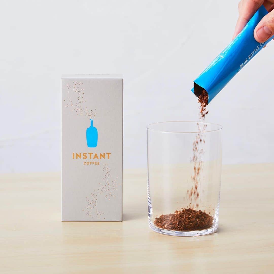 Blue Bottle Coffee Japanさんのインスタグラム写真 - (Blue Bottle Coffee JapanInstagram)「⁠⠀ ５月に、初めて開催した「オンライン ファーマーズマーケット」はとてもご好評いただき、多くの方々に生産者さまとのつながりをお届けすることができました。 そして、今回第二弾として、ブルーボトルコーヒー 京都カフェ・京都六角カフェがある「京都」をテーマに、生産者さまの「こだわり」と「美味しい」をお届けしたいという想いからセットをご用意いたしました。京都を元気に、そして、みなさまの生活がより豊かになることを願って、わたしたちが自信を持ってお届けする、こだわり抜いた商品をどうぞお楽しみください。⁠⠀ ⁠⠀ 今回ご紹介するラインナップは、ブルーボトルコーヒーのスタッフも大好きな、こだわりと美味しさを大切にされている二つの生産者さまです。⁠⠀ ⁠⠀ ⁠⠀ 【 生産者さま 】⁠⠀ ・Kurs ( @curusu.kurs )⁠⠀ 京都の二条小川にあるご夫婦で営まれているパン屋さん。 使用する素材全てにこだわりがあり、一つ一つ丁寧に作られたパンは、閉店時間を待たずして売り切れる日もあり、多くの皆さんに愛されています。 開放的な工房で焼き上げられた焼き立てのパンは、バケット、食パン、サンド系など様々なパンがいつも並びます。⁠⠀ ⁠⠀ ・ミールミィ ( @mielmie__ )⁠⠀ 1930年創業の京都の蜂蜜屋さん。 蜂蜜専門店ミールミィを運営し、取り扱う蜂蜜は常時100種類以上。 蜂蜜はすべてハニーハンター市川拓三郎さんが世界中から仕入れ、自らの舌で確かめた「安心安全でおいしい蜂蜜」のみを取り扱うお店です。店内には、世界20か国、日本20都道府県以上の蜂蜜が一同に取り揃えられています。⁠⠀ ⁠⠀ ⁠⠀ 【ラインナップ】⁠⠀ ・食パンとはちみつのコーヒーセット ¥2,800(税・送料別)⁠⠀ ブルーボトルコーヒーで一番人気のブレンド、ベラ・ドノヴァンか、場所や時間を選ばず本格的なスペシャルティコーヒーをお楽しみいただけるインスタントコーヒーのどちらか一つと、湯種製法を用い、もっちりとした食感のパンドミ、しっかりとした甘さと強めの酸味が口の中に広がるグアテマラ産コーヒー蜂蜜をセットしました。朝食にぴったりなセットです。⁠⠀ ⁠⠀ ・3種類のパンとはちみつのコーヒーセット ¥2,800(税・送料別)⁠⠀ ベラ・ドノヴァンかインスタントコーヒーのどちらか一つと、石臼挽きの小麦、ライ麦など、色々な粉を独自に配合して作った「フィセル」と、むっちりした食感のヴィエノワ生地に、アールグレイを練り込んだ「earlgrey」、むっちりした食感のヴェノワ生地にくるみを練り込んだ「pain au noix」と、しっかりとした甘さと強めの酸味が口の中に広がるグアテマラ産コーヒー蜂蜜をセットしました。バリエーションを楽しみたい方にぴったりなセットです。⁠⠀ ⁠⠀ ・ハードパンとはちみつのコーヒーセット ¥2,800(税・送料別)⁠⠀ ベラ・ドノヴァンかインスタントコーヒーのどちらか一つと、石臼挽きの小麦やライ麦などを独自に配合して作った生地に、雑穀、ひまわりの種、かぼちゃの種、焙煎小麦、ごまなどを練り込んだ「cereales」と、しっかりとした甘さと強めの酸味が口の中に広がるグアテマラ産コーヒー蜂蜜をセットしました。ご家族やお友達ともお楽しみいただけるセットです。⁠⠀ ⁠⠀ ⁠⠀ 【お申し込み期間】⁠⠀ ・6月24日(水) 〜 7月27日(月) 午後12:00まで⁠⠀ ⁠⠀ [ オンライン ファーマーズマーケット ]⁠⠀ https://store.bluebottlecoffee.jp/pages/kyoto-farmers-market⁠⠀ ⁠⠀ ⁠⠀ #ブルーボトルコーヒー⁠⠀⁠⠀ #ブルーボトルコーヒーオンラインストア #ブルーボトルファーマーズマーケット⁠⠀⁠⠀ #BlueBottleCoffee⁠⠀⁠⠀ #BlueBottleOnlineStore #BlueBottleFarmersMarket⁠⠀ #Kurs⁠⠀ #mielmie⁠⠀ #BlueBottleAtHome」6月25日 12時41分 - bluebottlejapan