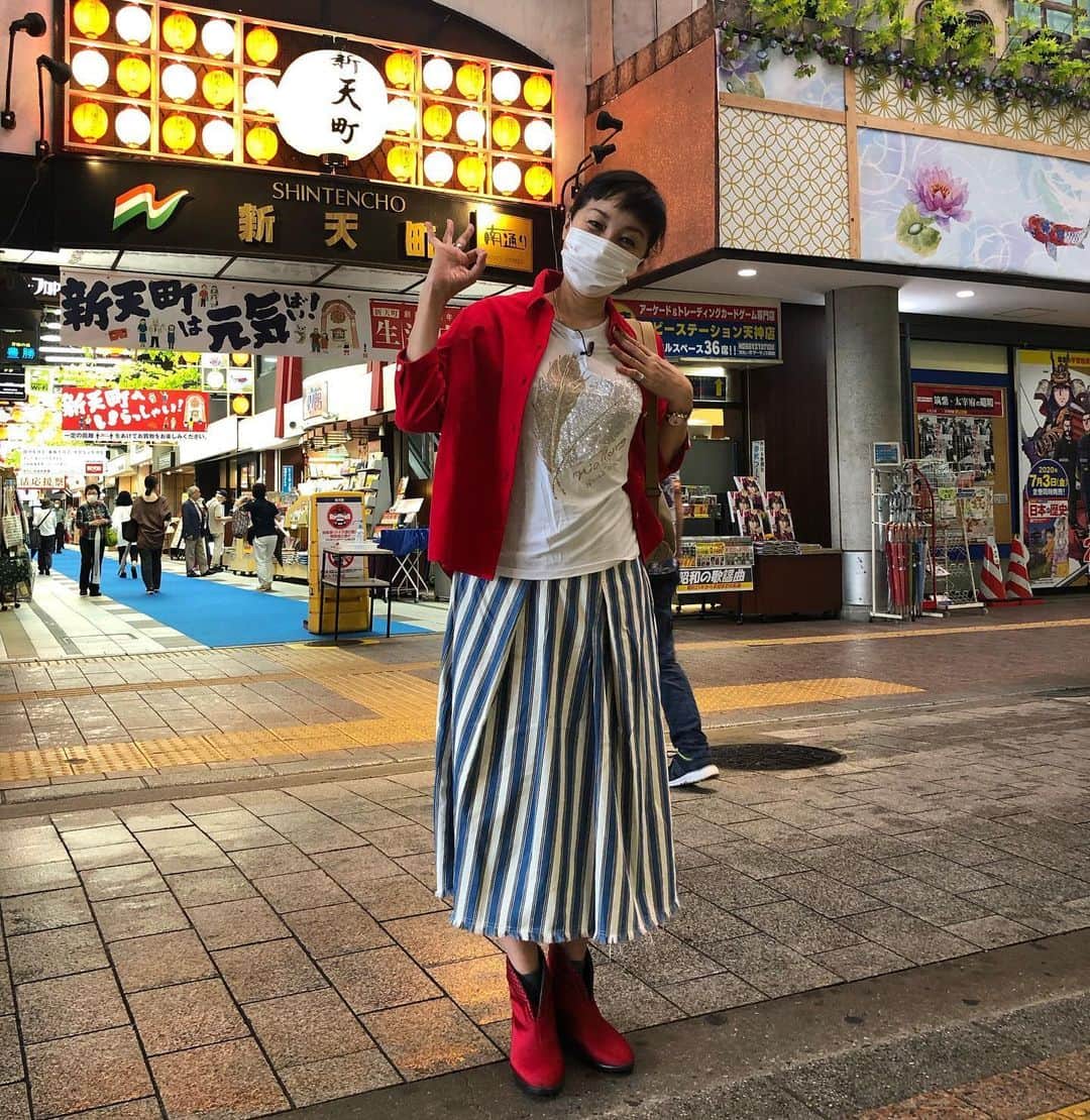 のインスタグラム：「約３ヶ月ぶりのロケ‼️大きい声で久々『カヨは火曜日、山本カヨのしゃれとんしゃあ‼️』叫びました。気持ち良かったです。まだまだ通常ではないけど、なんか、ホッとする瞬間でした。応援してくださってる方に心から感謝です。本当ありがとう。 #ロケ　#再開 #コロナに負けるな  #めんたいワイド #しゃれとんしゃあ #山本カヨ  #カヨは火曜日  #天神界隈」