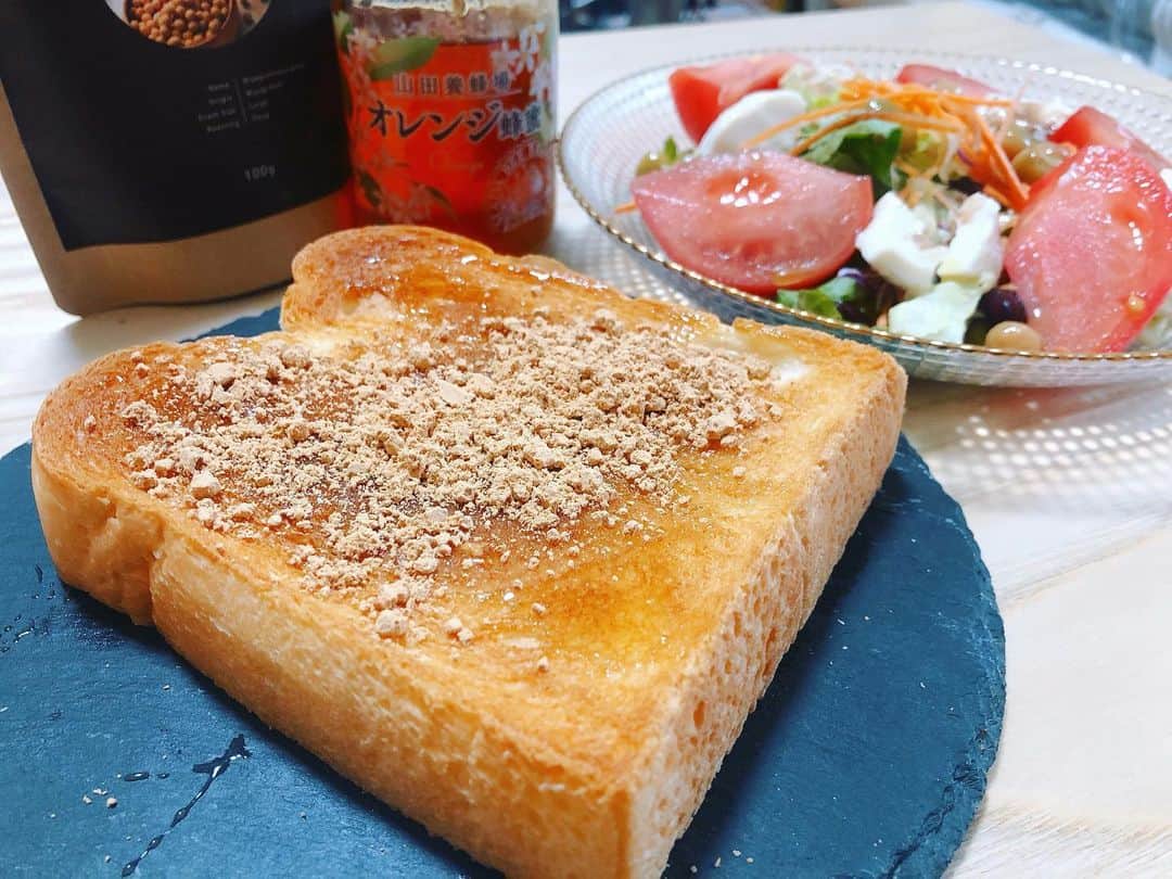 太田唯さんのインスタグラム写真 - (太田唯Instagram)「山田養蜂場さんから オレンジ蜂蜜をいただいたので今朝トーストに塗って食べました。🥪🍊﻿ ﻿ 最近でいちばん﻿ わ〜幸せだ〜ってなった朝ごはんです🦄(笑)﻿ ﻿ ﻿ サラッとしていて美味しくって、﻿ 真ん中には大好きなきな粉をかけて﻿ 蜂蜜きな粉トーストにしました🍯﻿(幸せの大渋滞) きな粉は @kisshokaryo さん ﻿ ﻿ どんなに朝早くても もりもり食べられるタイプ🐒 ﻿ ﻿ ﻿ ﻿ #goodmorning ﻿ @yamadabee_tw  #朝ごはん #トースト ﻿ #はちみつ  #山田養蜂場 #吉祥菓寮 ﻿ #きな粉 #きな粉同好会」6月25日 11時13分 - yuiohta.official