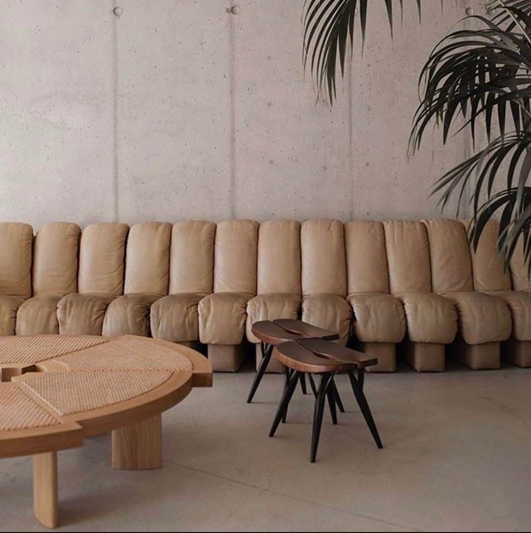 のインスタグラム：「Neutral Interiors.  ニュートラルなアースカラーインテリア。 ユニークな70年代ヴィンテージに惹かれる。  #vintagefurniture #interiordesign #homedecor」