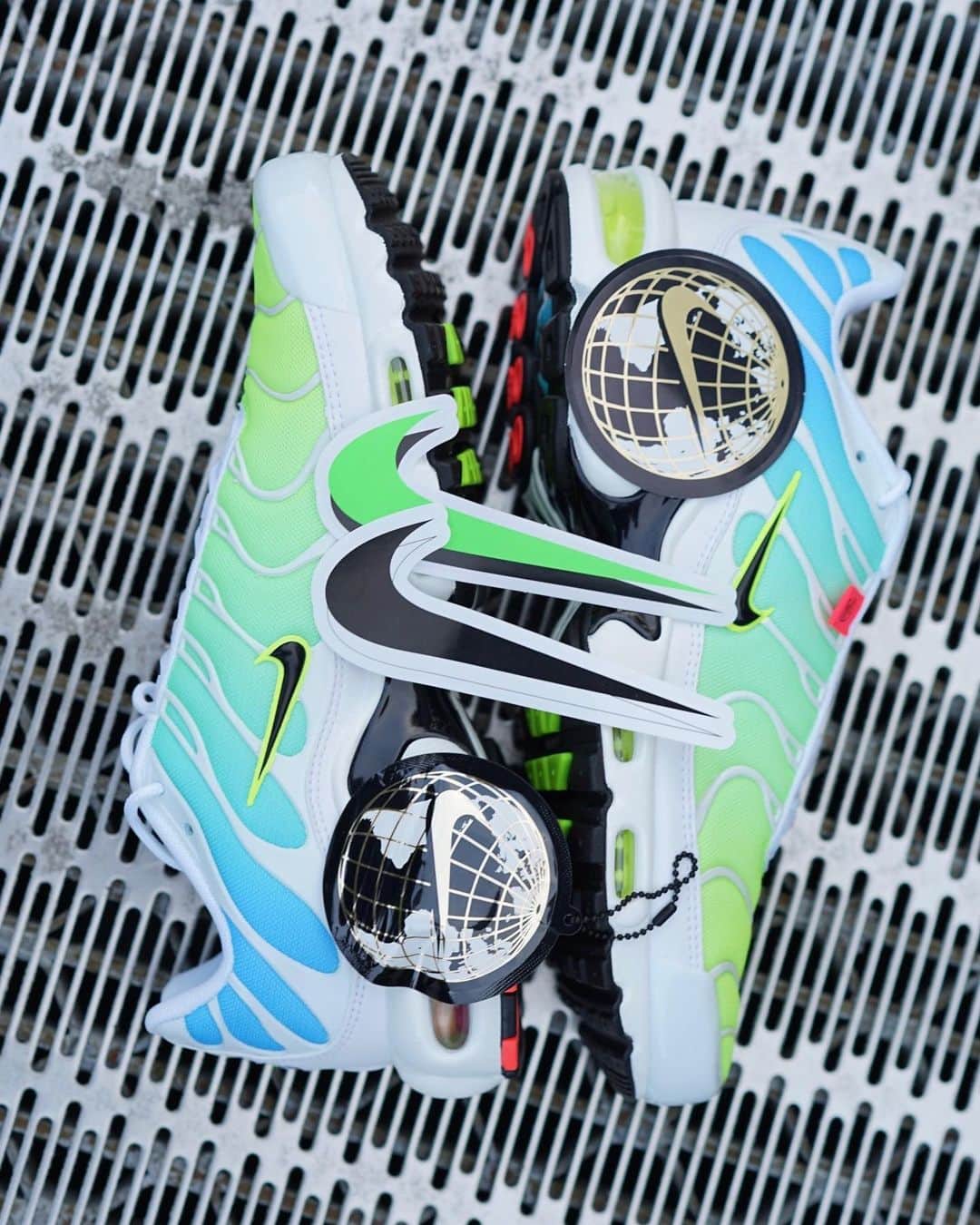 アトモスさんのインスタグラム写真 - (アトモスInstagram)「. NOW ON SALE NIKE AIR MAX PLUS WW Tuned Airがワンランク上の安定感と抜群のクッショニングを発揮。 Nike Worldwideクレストが、スポーツの団結力をアピールし、グラデーションのアッパーと目を引くAirユニットでスタイルに輝きをプラス。 . NOW ON SALE Nike Air Max Plus WW Tuned Air provides a higher level of stability and outstanding cushioning. NikeWorldwide Crest appeals to sports unity and adds style to the look with its gradation upper and eye-catching Air unit. . #atmos#atmostokyo#nike#airmaxplus#worldwide#アトモス#ナイキ」6月25日 11時18分 - atmos_japan