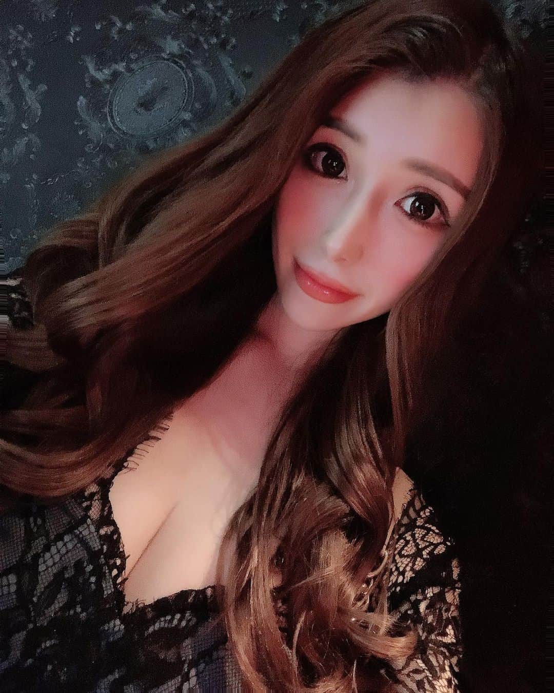 ゆがつくひとのインスタグラム：「. ていっ そろそろニート生活にさよならしたいナ🤦‍♂️ 働きたくないナ りおちゃんにゆなちゃんの自撮りいつも同じ角度w て言われたの思い出してじわじわきてる正解！！🤣🤣 私結構自分に対しての言葉忘れないからたまに 1人で笑ったり病んだりにやにやしてる。🤪 . おやすみなさい(:3_ヽ)_ . #おはようございます #おやすみなさい  #ぱいおつ #ドレス #巻き下ろし #ヘアメイク  #かきあげ前髪 #自撮り #キャバクラ  #夜職  #キャバ嬢 #キャバクラ嬢 #ニート #ニート生活  #養ってくれ #22歳 #歌舞伎町 #六本木 #ミナミ #むちむち #寝よ #女の子」