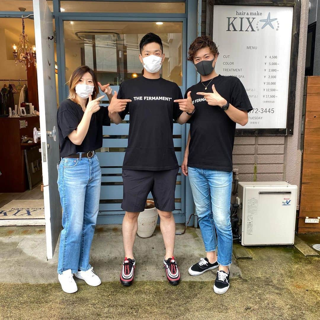 青柳昴樹のインスタグラム：「久しぶりにお世話になっていたKIXに行ってきました✂︎✂︎やはり居心地が良い☺️ ・  @thefirmament_wear  デザインがシンプルで着やすいので、皆さんも是非着て下さい😊  とりあえず半袖半パンは寒い笑」