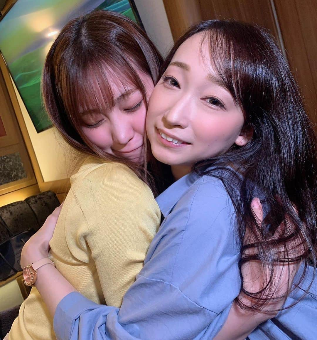 蓮実クレアさんのインスタグラム写真 - (蓮実クレアInstagram)「・ ・ ・ 昨夜のBAR HARU 女優友達の美谷朱里ちゃんがマネージャーさんと一緒に遊びに来てくれました✨✨ ・ ・ みんなで飲んで歌って踊ってたのしかったー✧*｡٩( 'ω' )و✧*｡ ・ ・ #蓮実クレア #美谷朱里 #中村翔一 #しながわ書店 #BAR #HARU #新宿区歌舞伎町2-38-2第二メトロビル2F」6月25日 11時33分 - hasumi_kurea