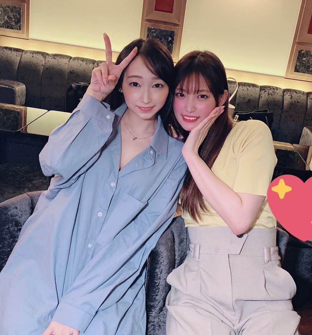 のインスタグラム：「・ ・ ・ 昨夜のBAR HARU 女優友達の美谷朱里ちゃんがマネージャーさんと一緒に遊びに来てくれました✨✨ ・ ・ みんなで飲んで歌って踊ってたのしかったー✧*｡٩( 'ω' )و✧*｡ ・ ・ #蓮実クレア #美谷朱里 #中村翔一 #しながわ書店 #BAR #HARU #新宿区歌舞伎町2-38-2第二メトロビル2F」