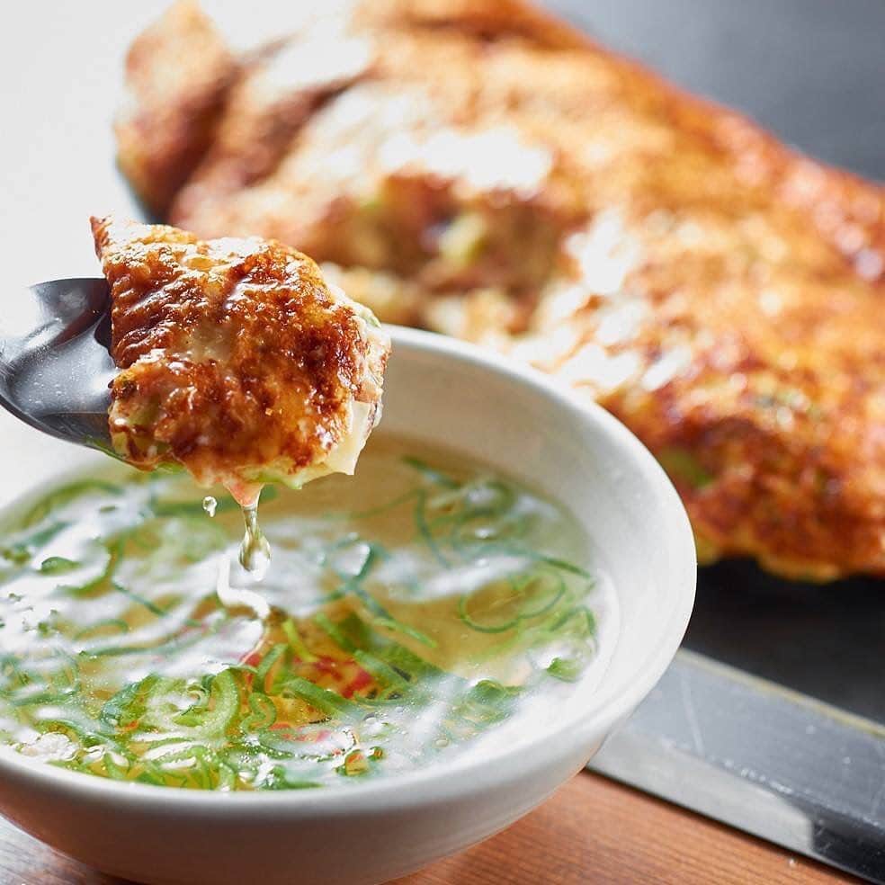 のインスタグラム：「こんにちは😃  今日は肌寒い1日となりそうですね。 あったかいお出汁で食べる新感覚の粉物‼️ どろやきを食べに来てください✨✨✨ 今日も皆さまの美味しい笑顔に会えますように😋﻿ ﻿ 喃風　池袋駅前店﻿ https://nanpuu-ikebukuro-ekimae.com﻿ 03-5927-8433﻿ ﻿ ・・・・・・・・・・・・・・・・・・・・・・・・・・﻿ 弊社感染拡大対策はこちら﻿ https://nanpuu-ikebukuro-ekimae.com/archives/13343﻿ ・・・・・・・・・・・・・・・・・・・・・・・・・・﻿ ﻿ ・店内営業﻿ 16:00〜23:00 22:00(L.O) 月・火﻿ 16:00〜23:30 22:30(L.O)水・木・金・祝前日﻿ 11:00〜23:30  22:30(L.O) 土﻿ 11:00〜23:00 22:00(L.O)日・祝日﻿ ＊食べ放題も復活﻿ ﻿ ・テイクアウト、当店スタッフによるデリバリー﻿ 16:00〜21:00(最終受付)  月〜金﻿ 11:30 〜21:00(最終受付) 土・日・祝﻿ ﻿ ・デリバリー範囲﻿ 池袋1~3丁目　池袋本町1丁目　南池袋1~4丁目﻿ 東池袋1~5丁目　上池袋1~3丁目　西池袋1~5丁目﻿ 目白1~4丁目　雑司ヶ谷1~3丁目　北大塚2~3丁目﻿ 南大塚3丁目﻿ ﻿ ⚠️3密対策﻿ ⚠️除菌徹底﻿ ⚠️スタッフの体調管理徹底﻿ ﻿ #池袋グルメ#池袋テイクアウト#おうちご飯#おうちごはん#池袋誕生日#池袋テイクアウト#池袋デリバリー#池袋ランチ#池袋グルメ#南池袋公園#南池袋公園ランチ#池袋デート#シビカラ#池袋もんじゃ#もんじゃ#池袋居酒屋#池袋喃風#喃風#どろ焼き#池袋ハース#食べ放題#池袋食べ放題#池袋肉バル#肉入れすぎ#お好み焼き#池袋ディナー#南池袋公園カフェ#池袋肉池袋もんじゃ#池袋お好み焼き#池袋鉄板焼き」
