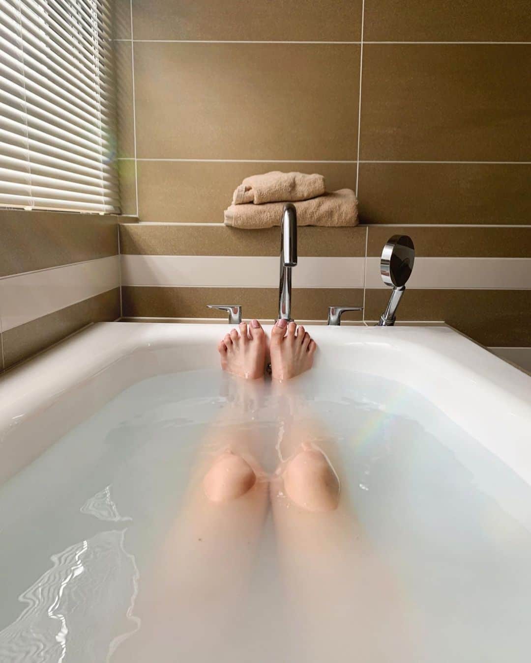 のインスタグラム：「毎朝のルーティーン🛁✨ "シャワー型美顔器"といわれている ミラブルのシャワーヘッド🚿 . シャワーするだけでお肌の水分量がアップしたり、お風呂に入ったような温浴効果、毛穴よりも小さなウルトラファインバブルが、毛穴やしわ、お肌のキメまで入り込んで、汚れをきれいに落としてくれる✨ 水道水中の残留塩素も除去してくれるから、お肌への塩素刺激を抑えてくれてお肌トラブルの時も強い味方👍 使うほどきれいになるって、毎日が楽しくなるよね✨ おうち時間も、楽しくきれいに前向きに😊🌹 . @milkyway_sapporo #ミラブル #おうち時間」