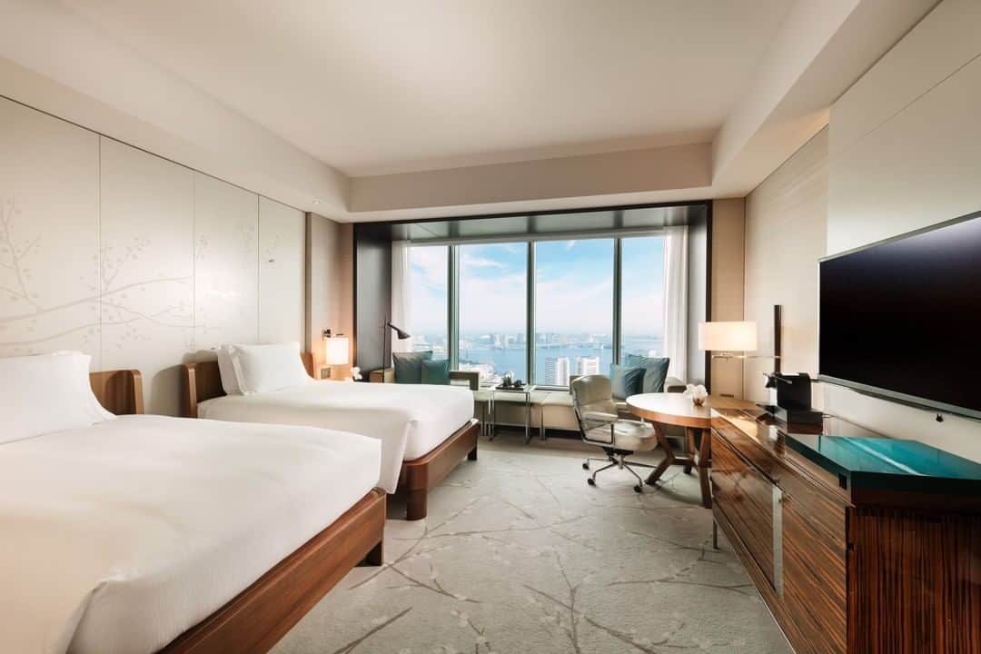 Conrad Tokyoのインスタグラム：「広々としたゲストルームで過ごす「シンプルステイ」。」