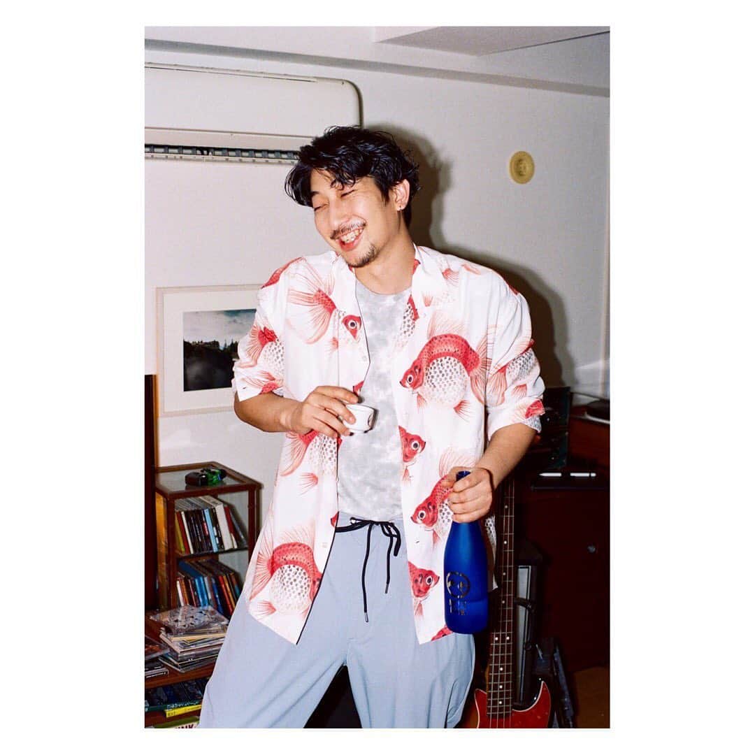 のインスタグラム：「NIGHT FEVR Cast 馬場ふみか @fumika_baba 小林竜樹 永嶋柊吾 @shugo_nagashima  Photo 仲野太賀 Stylist 山田陵太 @ryotayamada______ Hair 吉田太郎 @taro6078 八戸亜季子 @akikohachinose  #馬場ふみか #小林竜樹 #永嶋柊吾  #仲野太賀  #日本酒 #純米大吟醸 #松乃井酒造 #sake」
