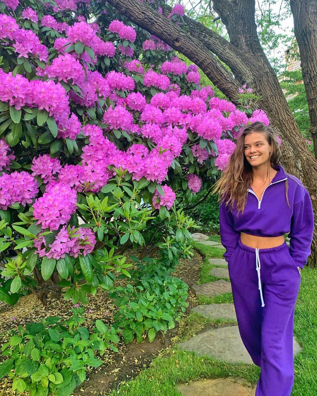 ニーナ・アグダルのインスタグラム：「These colors make me so happy 🌺」