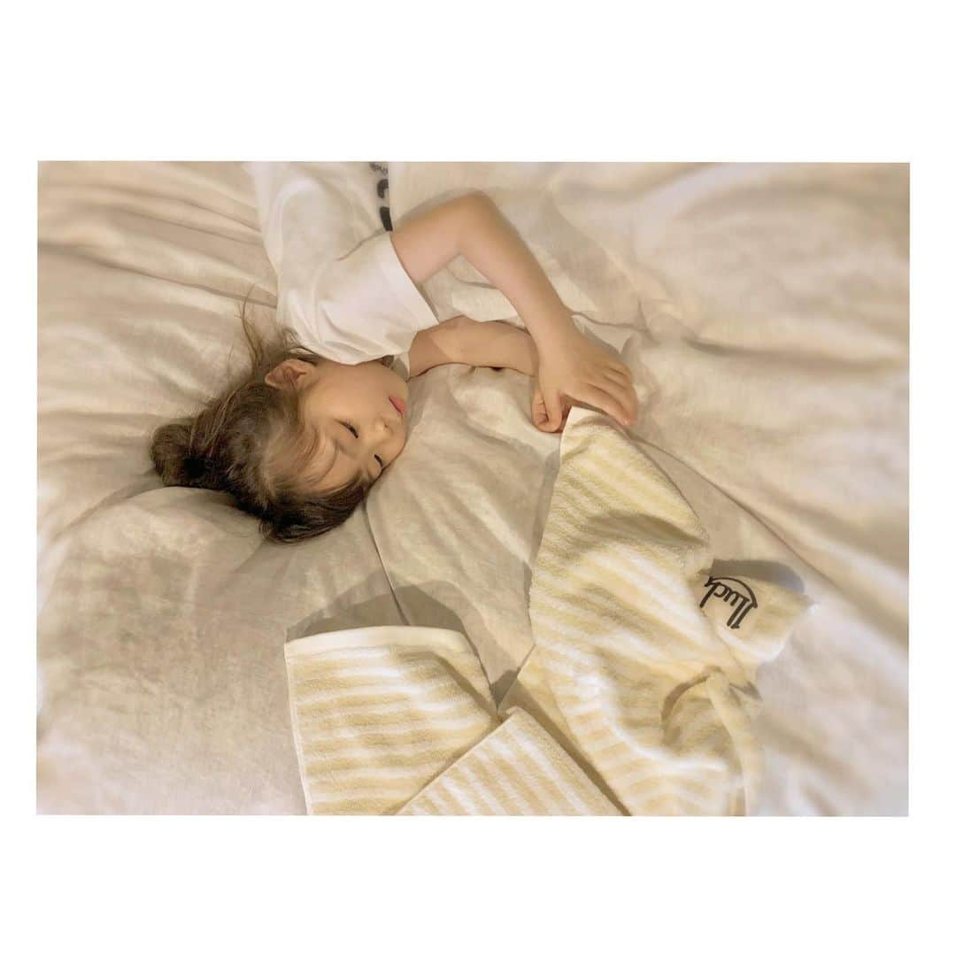 小林有里さんのインスタグラム写真 - (小林有里Instagram)「♡ 昨日のを 消してしまった🥺 . あらためて お気に入りタオルと４歳児♡ . . こうやって お気に入りタオルがあるところ、 まだまだbaby抜けきれないね😌 . . 吸水性抜群で乾きもいい。 和紙で出来たこのタオルは きちんと土に還るんだ。 . 姉妹が育って 大人になる頃の地球が 今より穏やかであるように🌏 . . . @one_luck  #oneluck#pr#oneluckers #ワンラック#フェイスタオル #タオルギフト#タオル #地球に優しい#和紙素材」6月25日 11時56分 - lilyshandmade