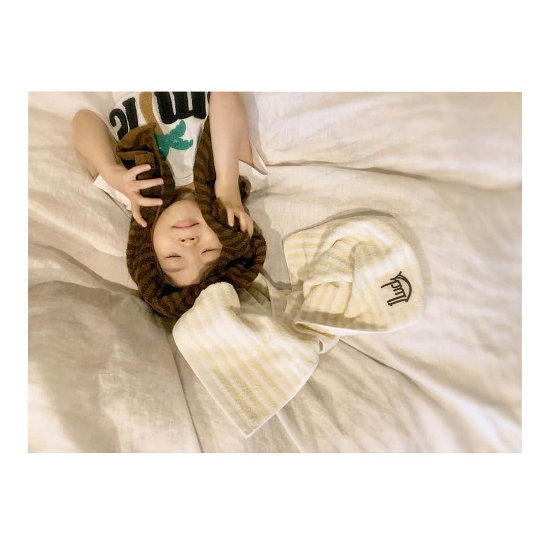 小林有里さんのインスタグラム写真 - (小林有里Instagram)「♡ 昨日のを 消してしまった🥺 . あらためて お気に入りタオルと４歳児♡ . . こうやって お気に入りタオルがあるところ、 まだまだbaby抜けきれないね😌 . . 吸水性抜群で乾きもいい。 和紙で出来たこのタオルは きちんと土に還るんだ。 . 姉妹が育って 大人になる頃の地球が 今より穏やかであるように🌏 . . . @one_luck  #oneluck#pr#oneluckers #ワンラック#フェイスタオル #タオルギフト#タオル #地球に優しい#和紙素材」6月25日 11時56分 - lilyshandmade