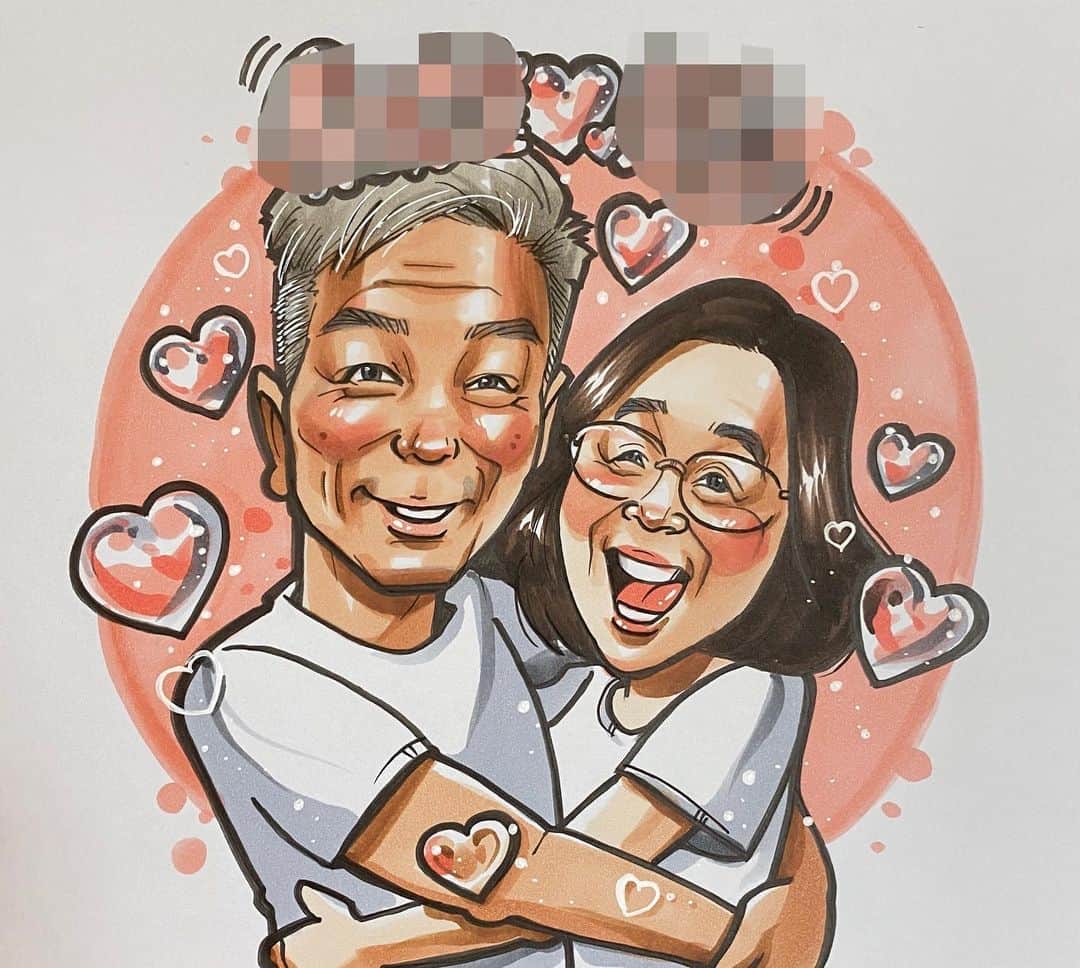 似顔絵★𝗚𝗢𝗥𝗜𝗞𝗜𝗡𝗚のインスタグラム：「. . . 先日の一枚目❤️❤️ . . 二枚のご依頼でした😋⭐️✨ こちらは、 お世話になっている方へのプレゼント🎁🎁🎁⭐️✨ とにかくラブラブに仕上げました💓 奥さんの弾ける笑顔がとても好きです😋❤️❤️❤️❤️w . . . ❌❌現在は、予約受付終了してます❌❌ 。 . . .  2020年度ご予約のお客✨ 現在25番までの方へ案内中です🌟✨💕 DMの確認いただきgmailへ返信宜しくお願い致します🙇‍♀️🌟✨✨ . . . .  次回の予約応募は、2020年のご予約分を書き終える予定の 来年春から夏頃の、、、予定です。 ※あくまでも予定なので前後します🙇‍♀️ . . . .  オーダー再開の際には 人数制限あるため必ず予約ができるわけではございません。 そのことも踏まえた上で 次回ご検討いただけると嬉しいです(^^) . . また、結婚式の使用を考えてくださる方も多いです✨  前々からお伝えしていますが、 基本的に予約順に対応しているため、 近々の納期を希望される方は、 対応できないこともあるので、 あらかじめご了承ください💦 . . . . . ※今回予約が取れた方へ※ . .  写真がまだ用意できてない、入金が遅れそうなど、状況により、順番が前後することもございます‼️ あらかじめご了承ください。 。 . . . また、芸能人、キャラクターのオーダー、パロディ風オーダーはお断りしています。  芸能人については、ご本人様に直接プレゼントなどはOKです。 . . . . . . 💰料金表は過去投稿記事みてね❤💰 . . . . . ➡️ハッシュタグ⇨ goriking117料金表2019⬅️ . . ✨✨✨✨✨✨✨✨✨✨✨✨✨✨✨✨ @by.goriking のアカウントでは、 過去書かせて頂いたお客様方からの、 似顔絵のその後のお写真をいただき、 投稿しております^ - ^❤️❤️ 玄関に飾ってある似顔絵、 渡した瞬間のお写真、 ご本人とのお写真などなど💕 いろんな場面でのお写真お待ちしております^ - ^✨⭐️ . . . .  #似顔絵#pencildrawing#drawing#pencil#illust#painting#art#artwork#絵描きさんと繋がりたい#似顔絵師#gorikingの似顔絵屋さん#おしゃれ#夫婦#ありがとう#感謝#thankyou#プレゼント#present#ラブラブ#元気#お揃いコーデ#シンプル#simple#可愛い#仲良し夫婦#comicart#anime#animeart#comicartist#animejapan」