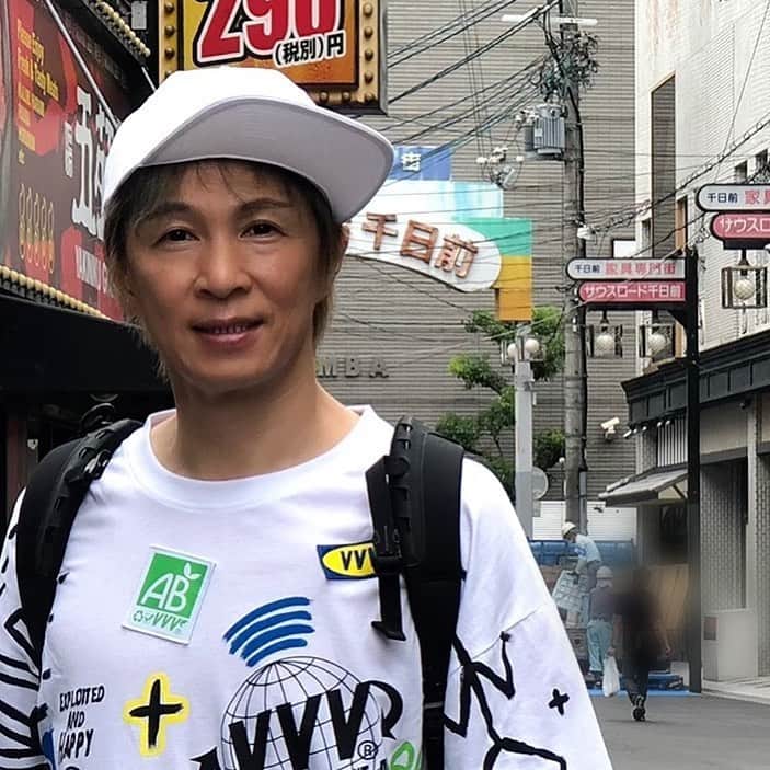 アキ（荒木良明）のインスタグラム：「久馬歩くんにお声かけいただいて、 初の朗読劇『LoveLater』 今日20時半NGKから生配信。 楽しんでもらえるといいな。  https://online-ticket.yoshimoto.co.jp/collections/  #朗読劇 #LoveLater #三密避けて  #NGK #生配信 #見逃し配信も #じわじわ #動いてます  僕は、サザンオールスターズライブは見逃し配信で見ます‼︎楽しみいっぱい。」