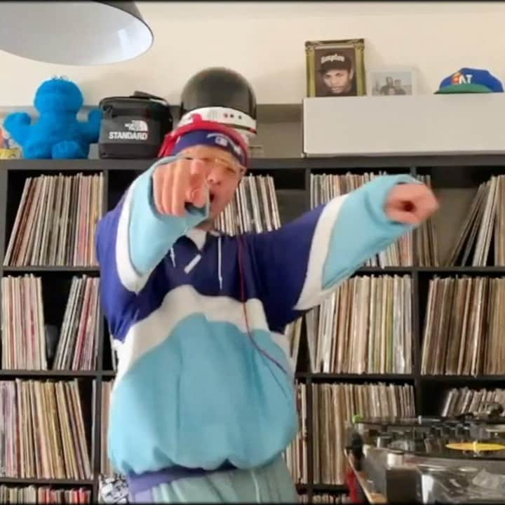 ZEN-LA-ROCKのインスタグラム：「FNCYの『FNCY CLOTHS』をProduceしてくれたオランダ/アムスのMidas Hutch氏の新曲MVにカメオ出演したすすす🤜🏽🤛🏽 この曲、なんとMNEKが書いてるらしい🔥🌎🌎🌎🔥 来月末には7inch & Tシャツも出るとの事っ。日本だとマンハッタンで買えるらしい。 んで、MVにはコレまたFNCYの『TOKYO LUV & NEW DAYS』を手掛けてくれたJENGI氏も出てますよよよ🇳🇱 オランダ行きたいぞぉ iyo🌎 . . . #midashutch #jengibeats #fncy #zenlarock」