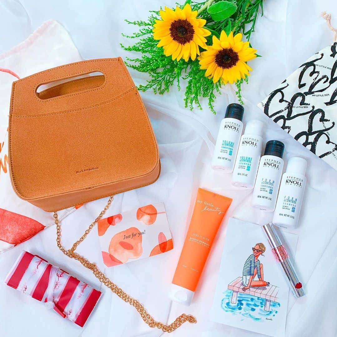 のインスタグラム：「🧡🧡🧡 . 今月も楽しみにしていた パリから来たサプライズボックス🇫🇷 @my_little_box_japan が届いたよ〜🎶🎶 . . 6月のテーマは  #Summernight 持つだけでパリジェンヌになれそうな ゴールドチェーンのミニバッグ 雨の日も助かるレインカバー付き☔ 細かい荷物が多い女性に 幾つあっても助かる巾着は 2種類も入ってた♡ . . 洗い流すタイプの グロウ&モイスチャーマスク (フェイスマスク]と @yslbeauty  サンローランのウォーターカラーバーム これがめっちゃ発色良いの💄 . スティーブンノルの ☆ボリュームコントロールシャンプー ☆ボリュームコントロールコンディショナー ☆フォルムコントロールシャンプー ☆フォルムコントロールコンディショナー これで梅雨の気になるくせ・うねりを フォルムコントロールで 徹底的にケアできるよ💕 . . . 月額3.350円（送料込み）で いつでも解約可能👌 中身は開けてビックリなお楽しみ♥️ . . . @my_little_box_japan ✔ @my_little_box ✔ . . . . #mylittlebox #マイリトルボックス #フランス#パリ#ギフトボックス#プレゼント#ギフト #新作コスメ#コスメ#コスメマニア #シャンプー#トリートメント#美容#おこもり美容 #コスメ好きさんと繋がりたい #美容好きな人と繋がりたい #おしゃれさんと繋がりたい #幸せ#ハッピー#定期便#置き画くら部 #置き画倶楽部#ひまわり#向日葵#ヒマワリ#暮らしを楽しむ #暮らしを愉しむ #置き画 #インフルエンサー ✩ ⋆ ✩ ⋆ ✩ ⋆ ✩ ⋆ ✩﻿ ⋆ ✩ ⋆ ✩﻿ 見て下さった方 (*´︶`*)♡Thanks!🍀🍀🍀🍀🍀」