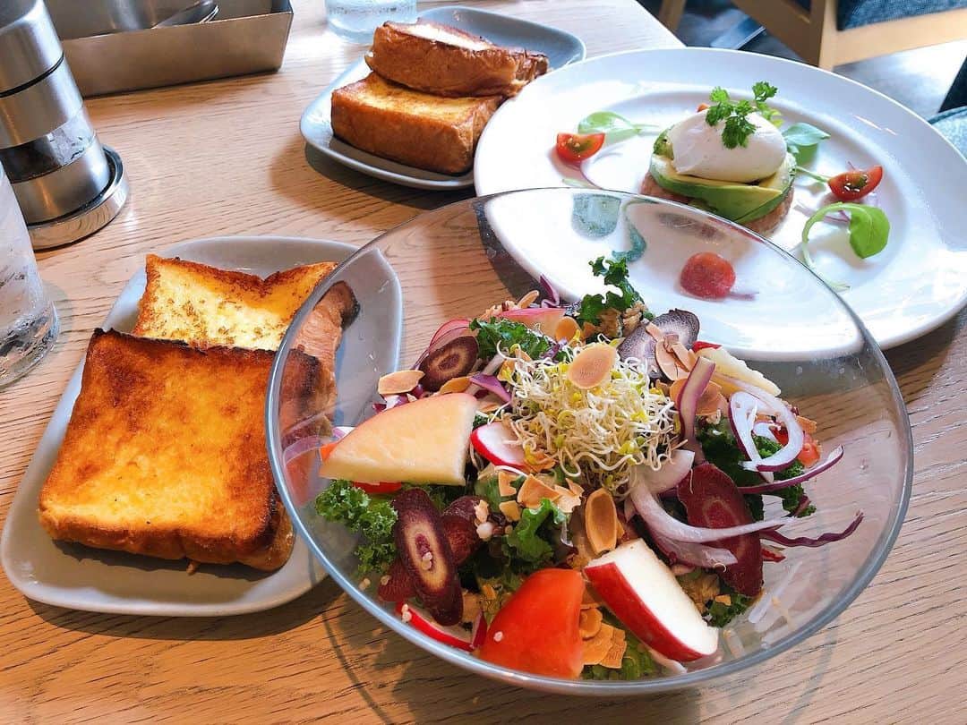 西村季里子のインスタグラム：「・ MERCER BRUNCHの フレンチトースト大好き🍞♡ 六本木のお店は初めて行ったけど、 テラスもあるし店内もオープンになってて 換気状態もバッチリだった👌🏻 またすぐ食べたい🥺💕 #mercerbrunch #マーサーブランチ #六本木#六本木ランチ#lunch #テラス#フレンチトースト #ランチ#follow#followme」
