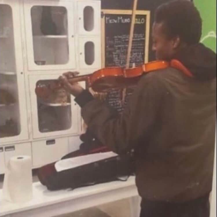 ヴィオラ・デイヴィスさんのインスタグラム写真 - (ヴィオラ・デイヴィスInstagram)「This is Elijah McClain playing music for kittens in an animal shelter. Elijah McClain was murdered by police (who still have their jobs!) after being put into a chokehold and administered ketamine. The cops were called because he looked suspicious (he was wearing a ski mask because he was anemic). #linkinbio to demand justice for #elijahmcclain swipe right to read some of his last words. graphic by @domrobxrts) 🔁@instylemagazine」6月25日 12時06分 - violadavis