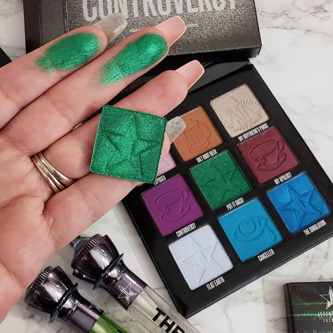 Jeffree Star Cosmeticsさんのインスタグラム写真 - (Jeffree Star CosmeticsInstagram)「Emerald perfection 💚 @evita424 swatching shade “Put it back!” 🖤🐷 Anyone else obsessed? 😍 #jeffreestarcosmetics #shanexjeffree #minicontroversypalette」6月25日 12時07分 - jeffreestarcosmetics