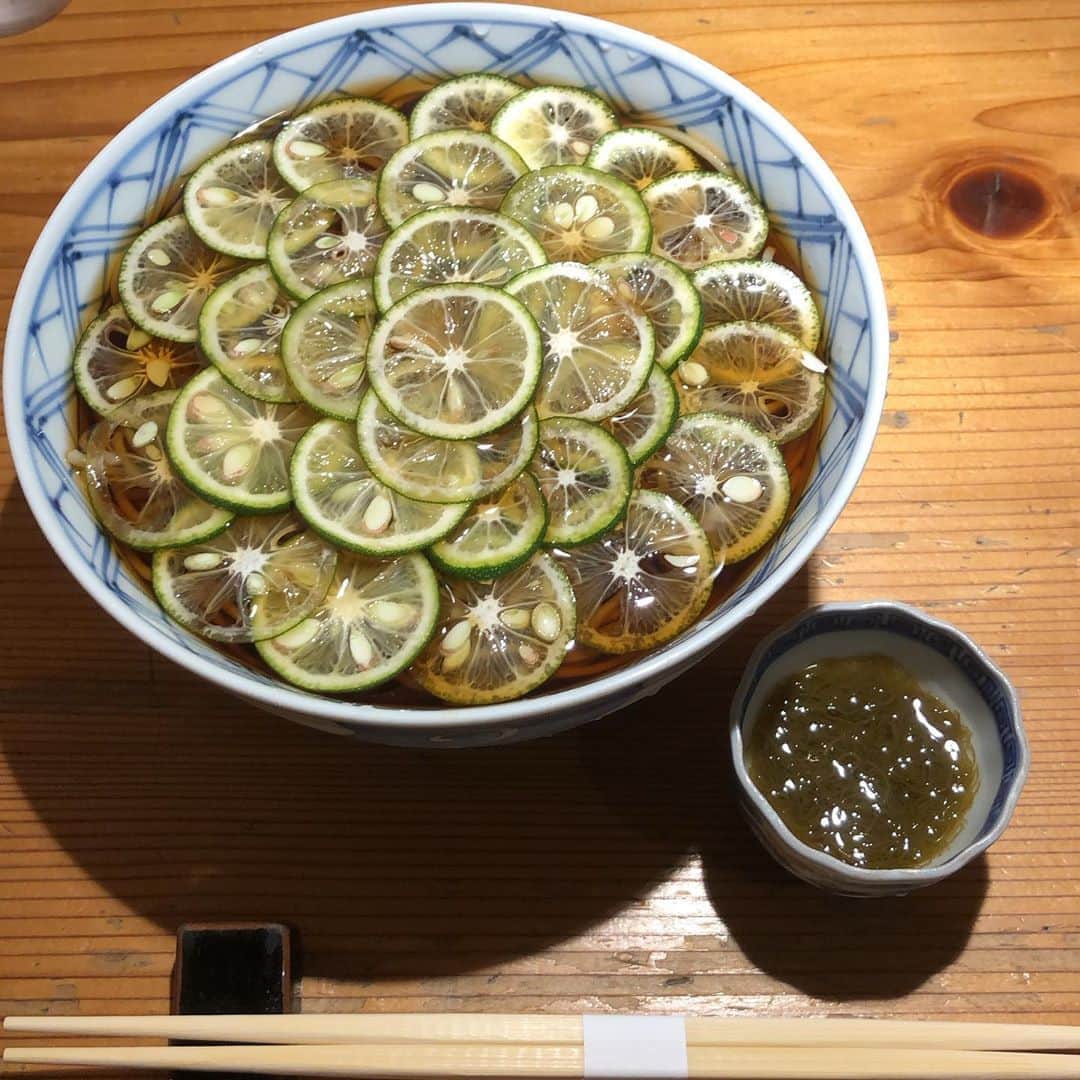 濱田マサルさんのインスタグラム写真 - (濱田マサルInstagram)「平日は、1日1食生活なのですが。。。 今日は、、どうしてもコレが食べたくて💦  甲賀のすだち蕎麦が僕を呼んでいました❣️ 久々のご対面🤓  いやぁ。。毎日飽きる程に食べたいわ🥺❣️」6月25日 12時16分 - hamadamasaru