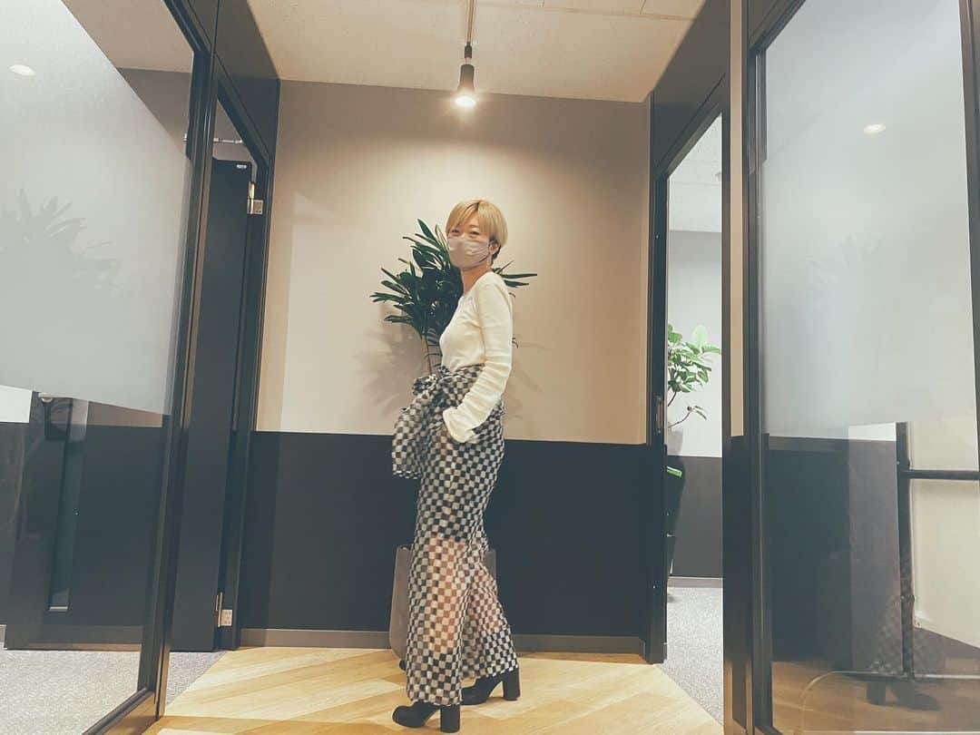 藤田敦子のインスタグラム：「ㅤㅤㅤ みんなに褒められるオールインワンは @conn_tokyo ❤️ メンズにも褒められるしよき😘 ㅤㅤㅤ @aki_nine @tuuu969 のブランドだけあって マルジェラブーツとの相性が本当にいい！ 中のバイカーショーツは @mediam_official 。 ㅤㅤㅤ とにかく夏前にこれが着れて嬉しい😍 ㅤㅤㅤ  #blendacoordinate」