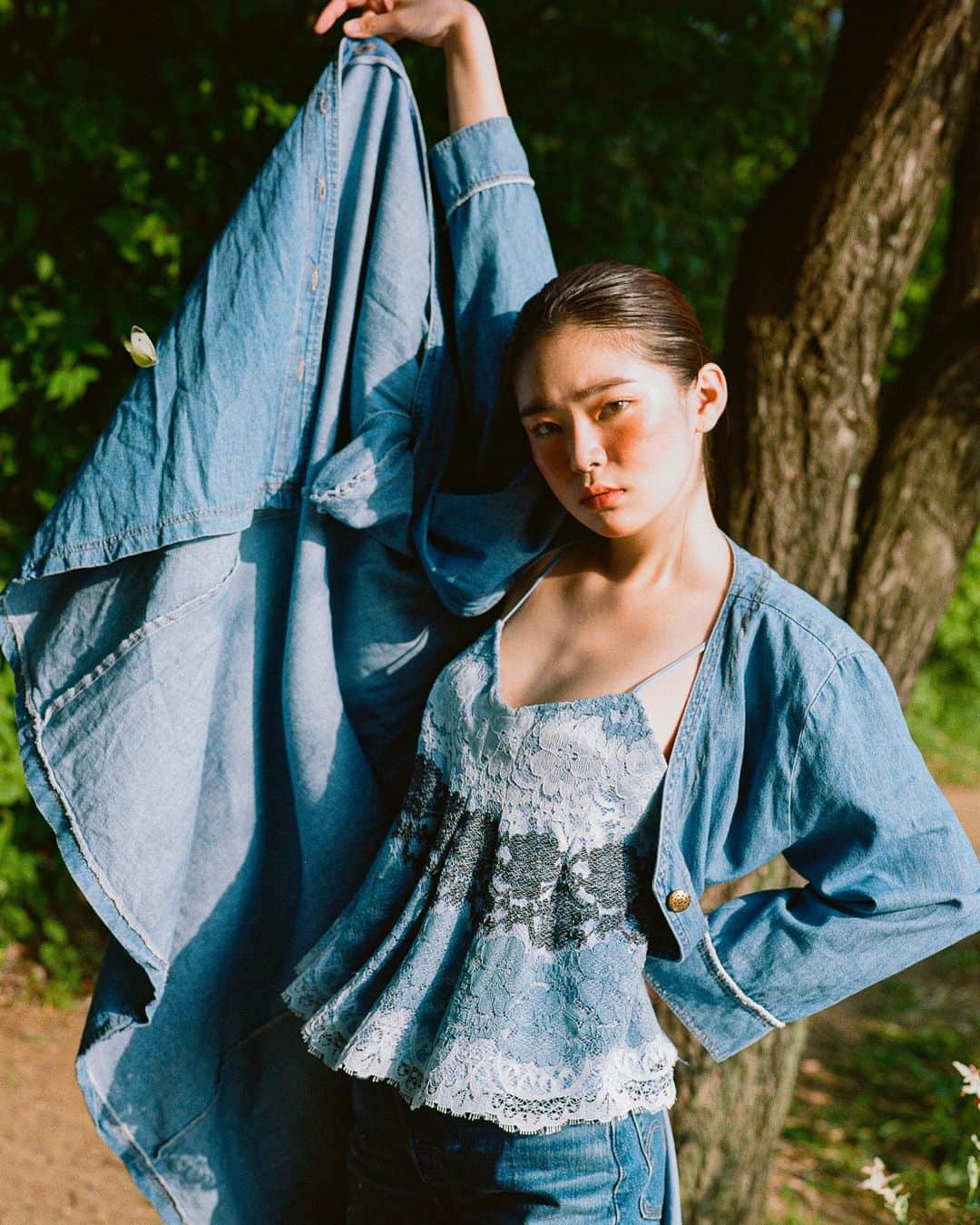 가로수길 , Seoulのインスタグラム：「📸 Film  나비가 날아든다 . 🦋🦋🦋 . 👩🏻 @yangheehan . 💄 @jobi_make_up」
