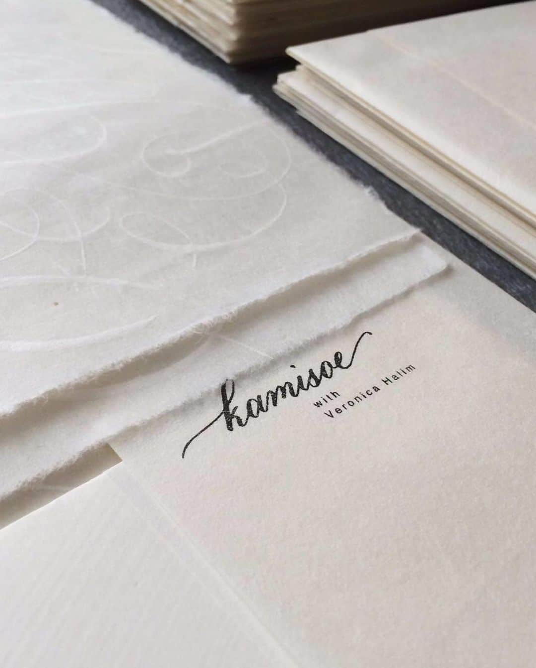 Veronica Halimさんのインスタグラム写真 - (Veronica HalimInstagram)「A collaboration project with @kamisoe_kyoto  My flourishing pattern called ‘Rhythm’, capturing the sound I hear during the writing process.  Woodblock printed on washi paper. — #karakami #kamisoe #rhythm #truffypi #calligraphy #flourishing #washipaper #kyoto #stationerydesign #white #カリグラフィー　#カリグラフィースタイリング　#woodblockprint #pattern #art」6月25日 12時23分 - truffypi