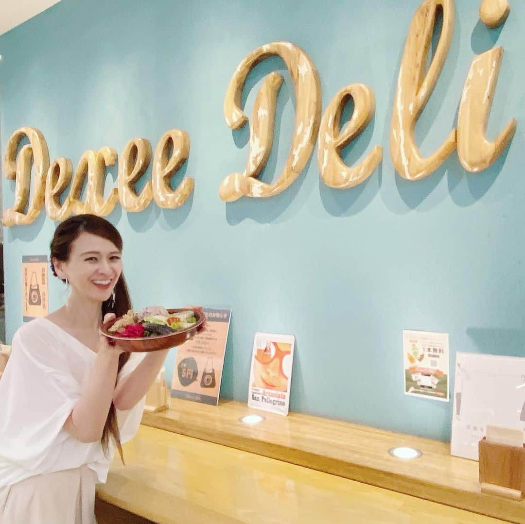 里井真由美さんのインスタグラム写真 - (里井真由美Instagram)「#deliciousfood #dexeedeli  テイクアウト＆デリバリーグルメ監修しました♡ メニューご紹介でございます〜♡ ・ ・ グルメアプリ「menu」と「食べあるキング」のコラボ企画に参画させて頂きましたの♡うふふ(^^) @menu_official ・ ・ 野菜デリや玄米ご飯弁当が人気の「ディキシーデリ」さんで「チキン竜田揚げのゴマだれ和風デリ弁当」監修しました♡ ・ ・ ワンプレートで少量多品種のお野菜が食べられ、玄米に合う和風の味わいと揚げたてチキン♡ゴマだれが玄米にも合うんです。 ・ ・ Dexee Deli ディキシーデリ東急プラザ銀座店(地下2階)で6/30までの予定です🙆‍♀️ テイクアウト1000円 デリバリー1299円 ・ ・ ほんとは春から作ってたのですが、コロナで銀座東急プラザ店が休業なさってたので、、。1週間ほどではございますが、ぜひ召し上がってみてね。 ・ ・ アプリ「menu」からご注文を🙇‍♀️❗️ ・ ・ 早速しほりんが一緒に食べてくれた♡ 基本はテイクアウトですが、ドリンクオーダーでお店でも食べられます！ ・ ・ #dexeedeli #menu #グルメアプリ #食べあるキング#テイクアウト#ランチ#銀座グルメ #銀座ランチ#ディキシーデリ #東急プラザ銀座 #銀座カフェ #お弁当#お弁当記録 #お弁当日記 #里井真由美#フードジャーナリスト里井真由美#モンブラン#モンブラン里井真由美」6月25日 12時23分 - mayumi.satoi