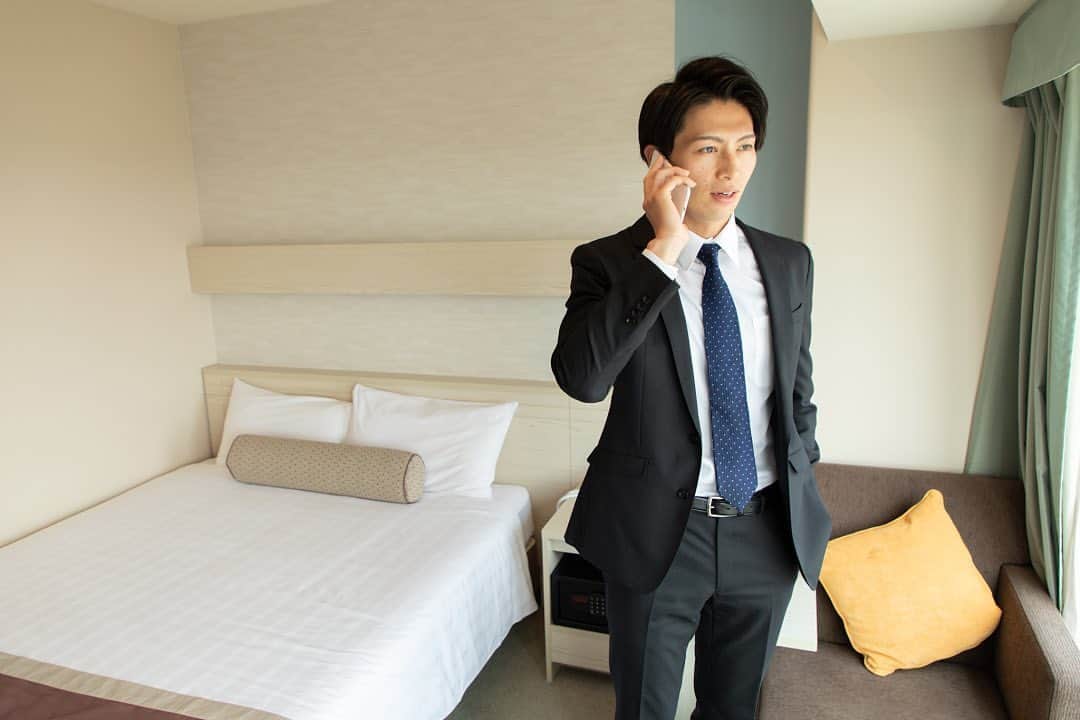 新横浜プリンスホテルのインスタグラム：「.⁣ ＼ホテルのお部屋をテレワークオフィスに！／⁣ ご自宅ではなかなか集中できない方や、気分を変えたい方におすすめです。ホテルの客室で快適なテレワーク時間をお過ごしください💻✨ ⁣. . ⁣ #新横浜プリンスホテル#プリンスホテル#新横浜#横浜#客室 #ホテル#眺め #景色#出張#テレワーク #デイユース #ワーキングスペース #リモートワーク #集中力アップ #新横浜駅 #ビジネスマン #ビジネス #仕事術 #仕事場 #気分転換 #会議 #オンラインレッスン #リモート会議⁣ #shinyokohamaprincehotel#princehotel#shinyokohama#yokohama#hotel #view #myyokohama」