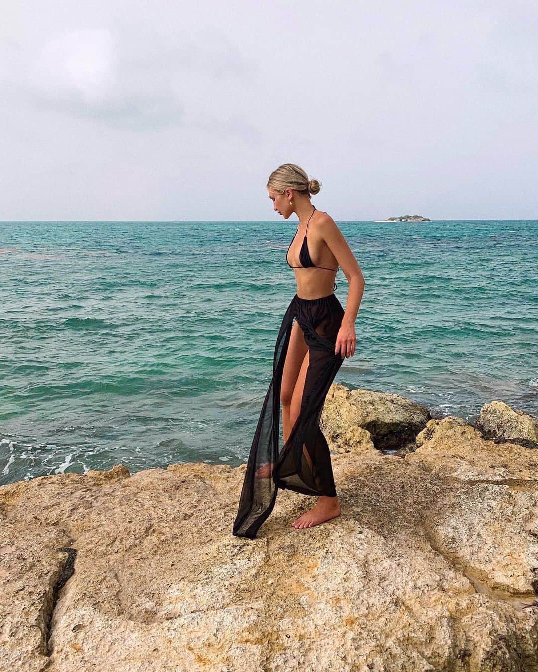 Gabrielle Grace Epsteinさんのインスタグラム写真 - (Gabrielle Grace EpsteinInstagram)「missed the ocean 💧 . (skirt from @prettylittlething)」6月25日 4時06分 - gabbyepstein