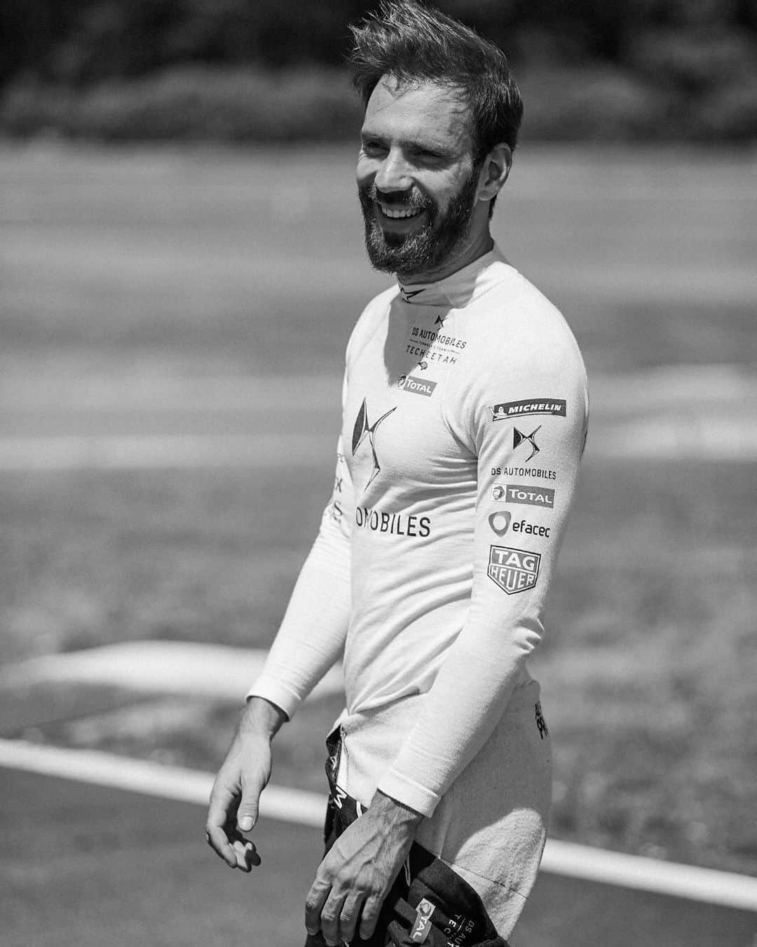 ジャン＝エリック・ベルニュのインスタグラム：「That’s how I feel after my first day back in my car! 😁 @arnaudfrancoisphotography」