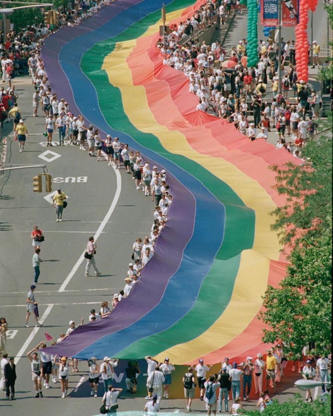 リンジー・モーガンのインスタグラム：「@pride.box 🌈  HAPPYPRIDEMONTH !!! #pride🌈  #loveislove ❤️🧡💛💚💙💜 ・・・ New York City Pride 1994.  For the 25th anniversary of the Stonewall Riots, flag maker Gilbert Baker was commissioned to make the world’s largest Pride flag. Planned over months with work done by teams of volunteers, the finished flag measured thirty feet wide and a mile long.」