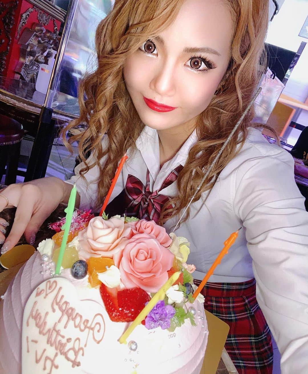 KARENのインスタグラム：「、 仲良くしてくださってる常連様が リアバの日も遠隔1000リオンバケツくださったのに こないだサプライズで急に来て こんな可愛いケーキくださいました(´•ω•̥`) 、 めちゃくちゃびっくりした！！！ 遅いお誕生日お祝い( ﾉД`) 優しすぎるなあ(,,> <,,) 、 出してくれた本人はお仕事で すぐ帰ってしまったので お家に持ち帰って美味しく食べました(*⃙⃘´꒳`*⃙⃘) 、 本当にありがとうございます(❁´ω`❁) 制服イベント中だったから メルヘンな写真になってしまったけどw 、 まあ、レアってことで笑 ！ 、 、  #バーレスク東京 #バーレスク #バーレスク東京かれん #六本木 #ショーパブ #ショー #ダンス #burlesque #ショーガール #エンターテインメント  #burlesquetokyo #dance #roppongi #xoxo #girl #me #l4l #show #showgirl #dance #dancer #japan #japanesedancer #instagood #おうち時間　#stayhome #ダンス好きな人と繋がりたい」