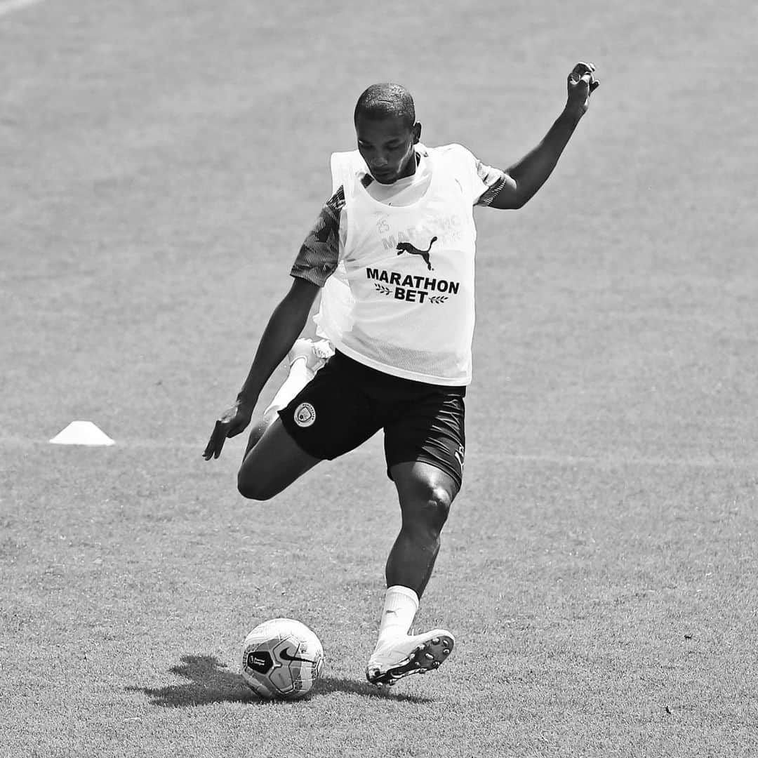 フェルナンジーニョのインスタグラム：「Aiming 👞⚽️🥅 #blacklivesmatter」
