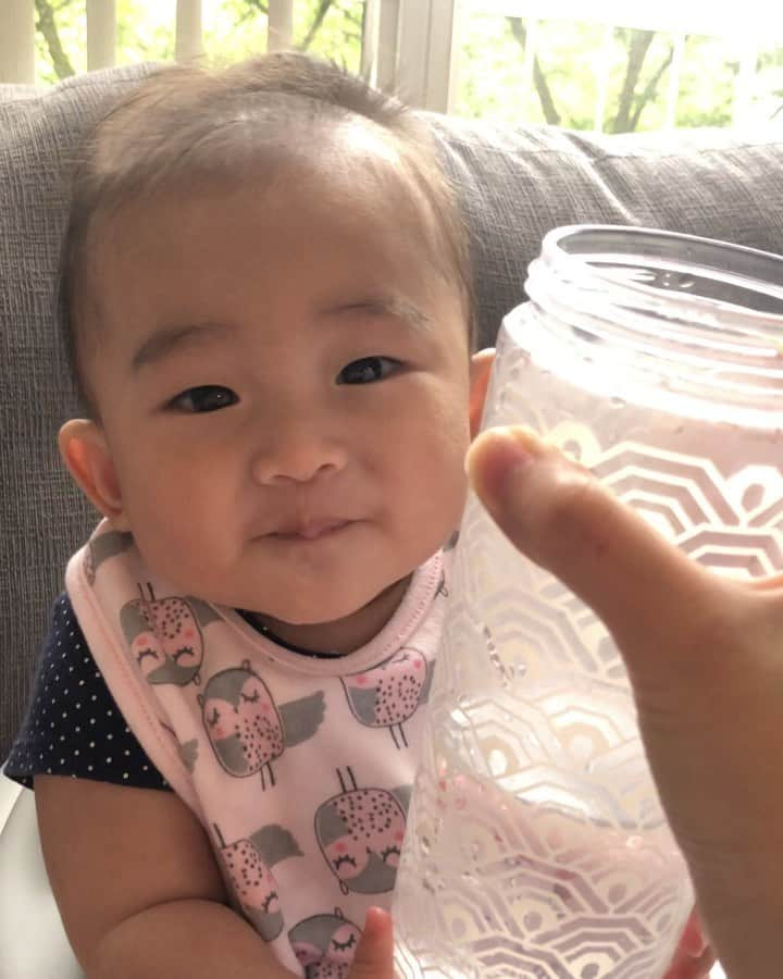 MayaTのインスタグラム：「She’s curious about everything. Almost 5months :) She watches how I drink water from the bottle and gets sooo excited! This video makes me laugh so much😂❤️ #4monthsold #funnybaby #momlife」